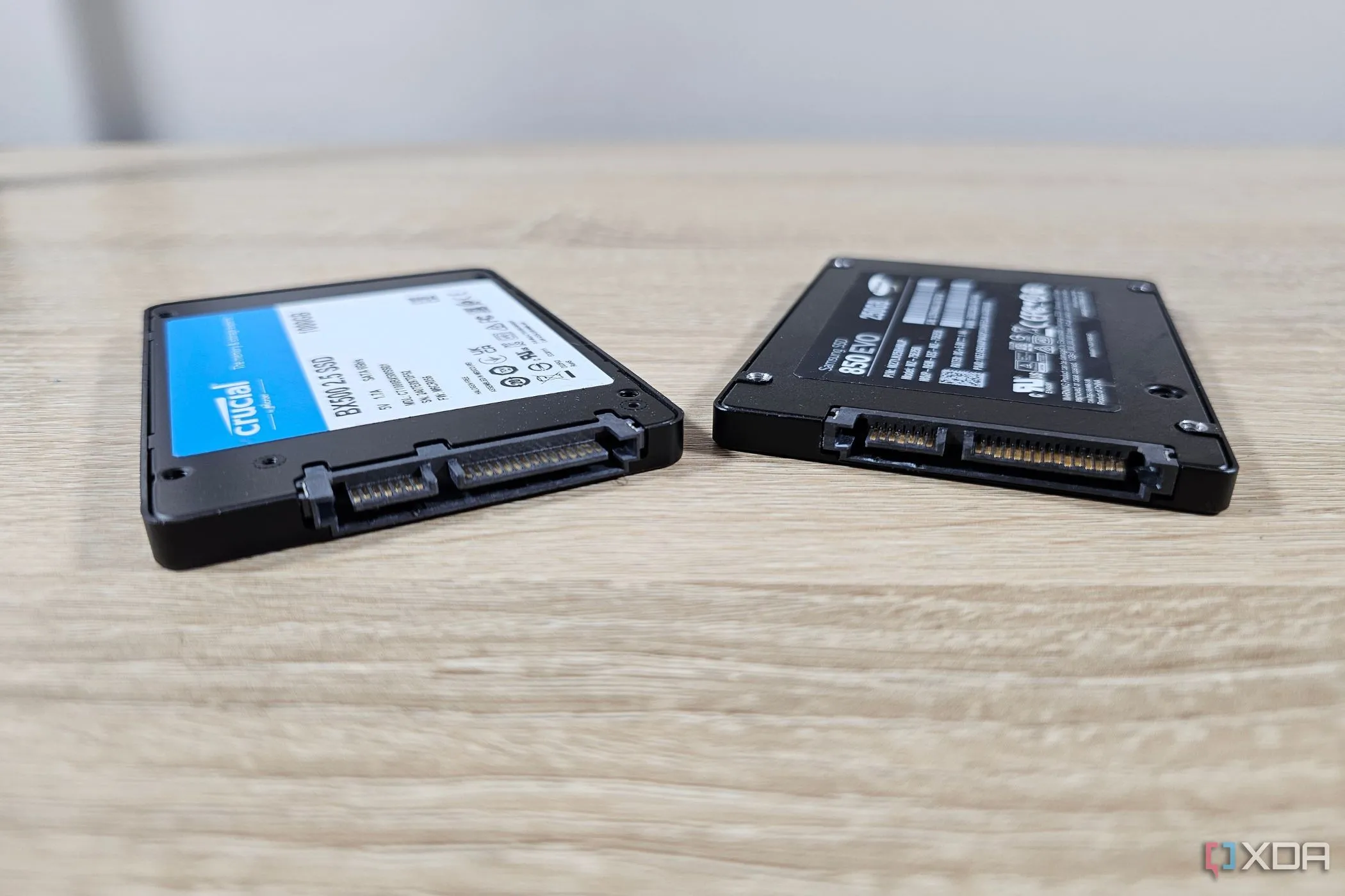 Hai ổ cứng SSD của Samsung và Crucial cạnh nhau, tượng trưng cho ổ đĩa cũ dùng làm bản sao lưu