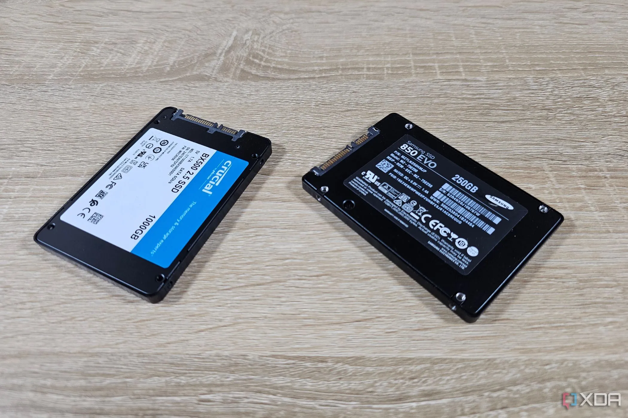 Hai ổ SSD M.2 trên bàn, minh họa cho công nghệ chống mòn