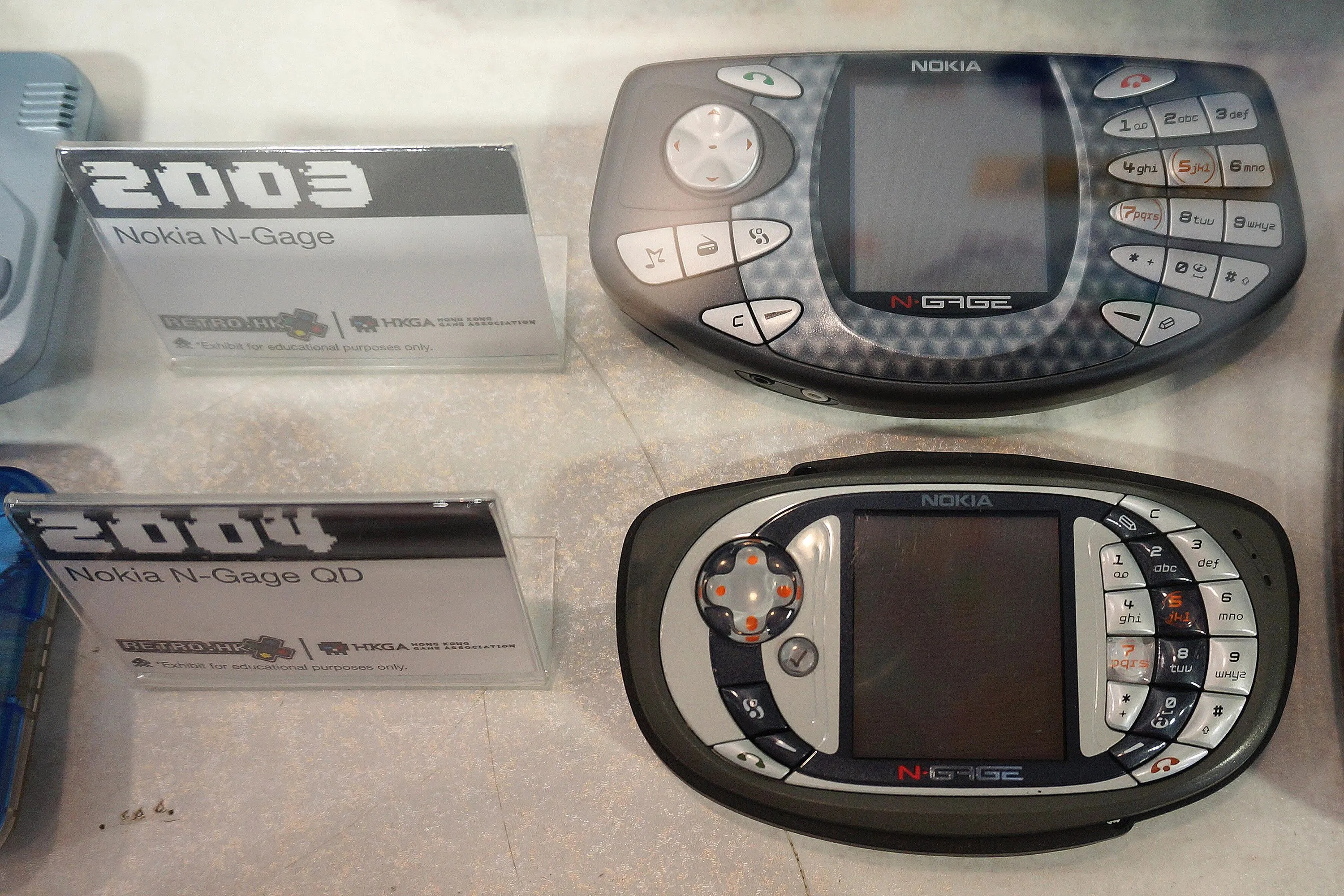 Hai phiên bản của Nokia N-Gage: N-Gage đời đầu và N-Gage QD cải tiến, mẫu điện thoại lai console đi trước thời đại