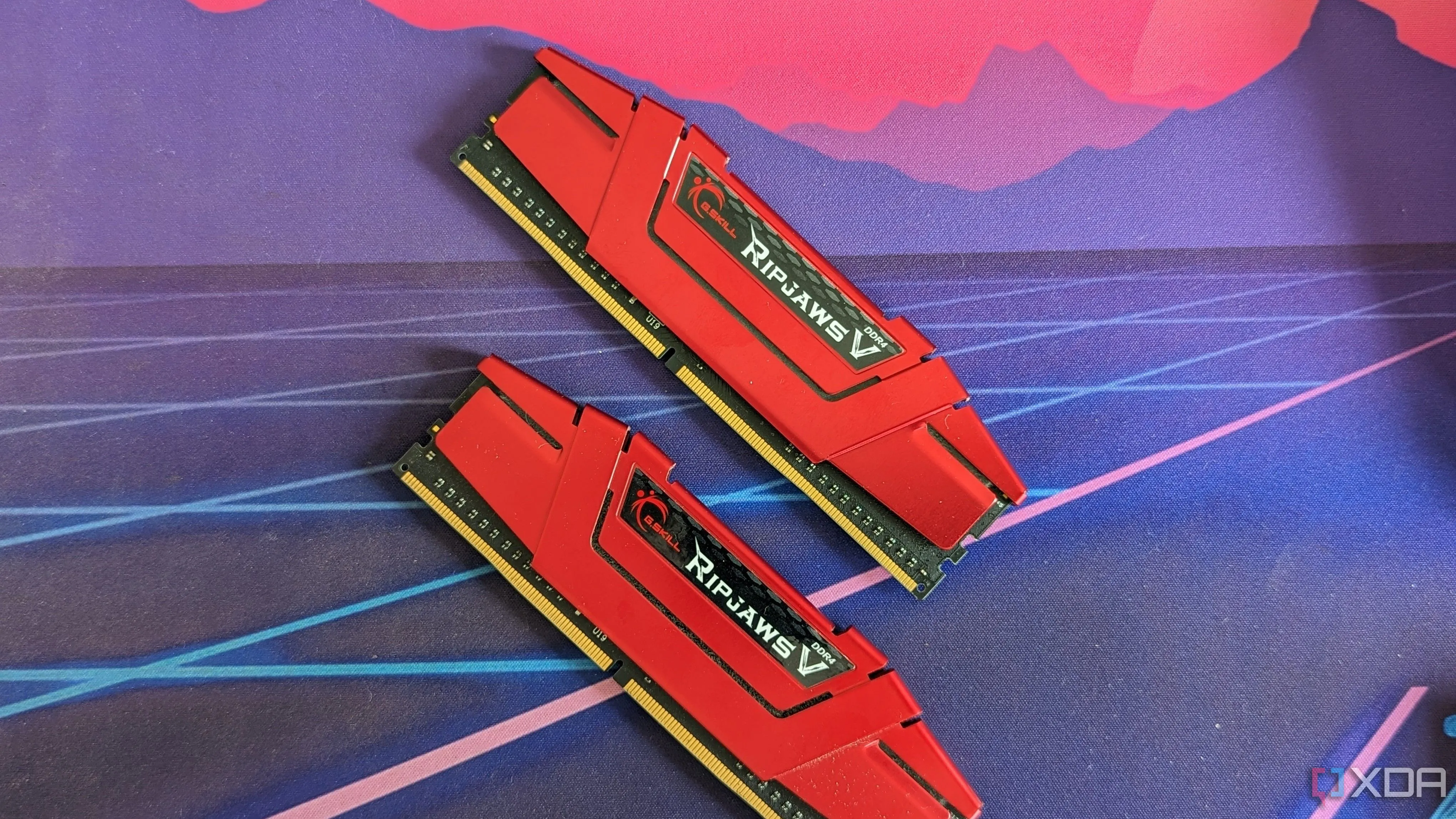 Hai thanh RAM DDR4 G.Skill Ripjaws màu đỏ trên bàn làm việc