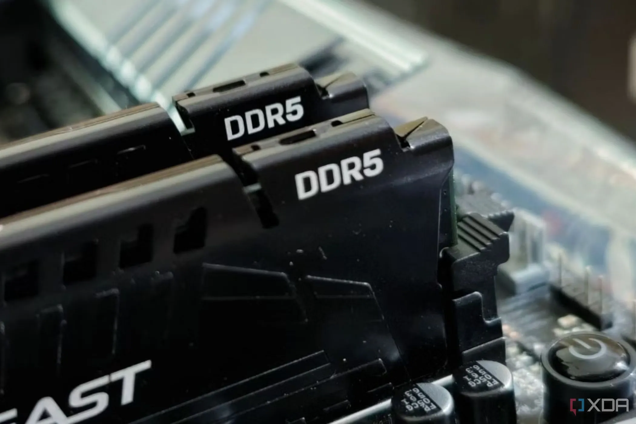 Hai thanh RAM DDR5 được lắp đặt trên bo mạch chủ, minh họa việc lựa chọn và cấu hình bộ nhớ RAM cho PC