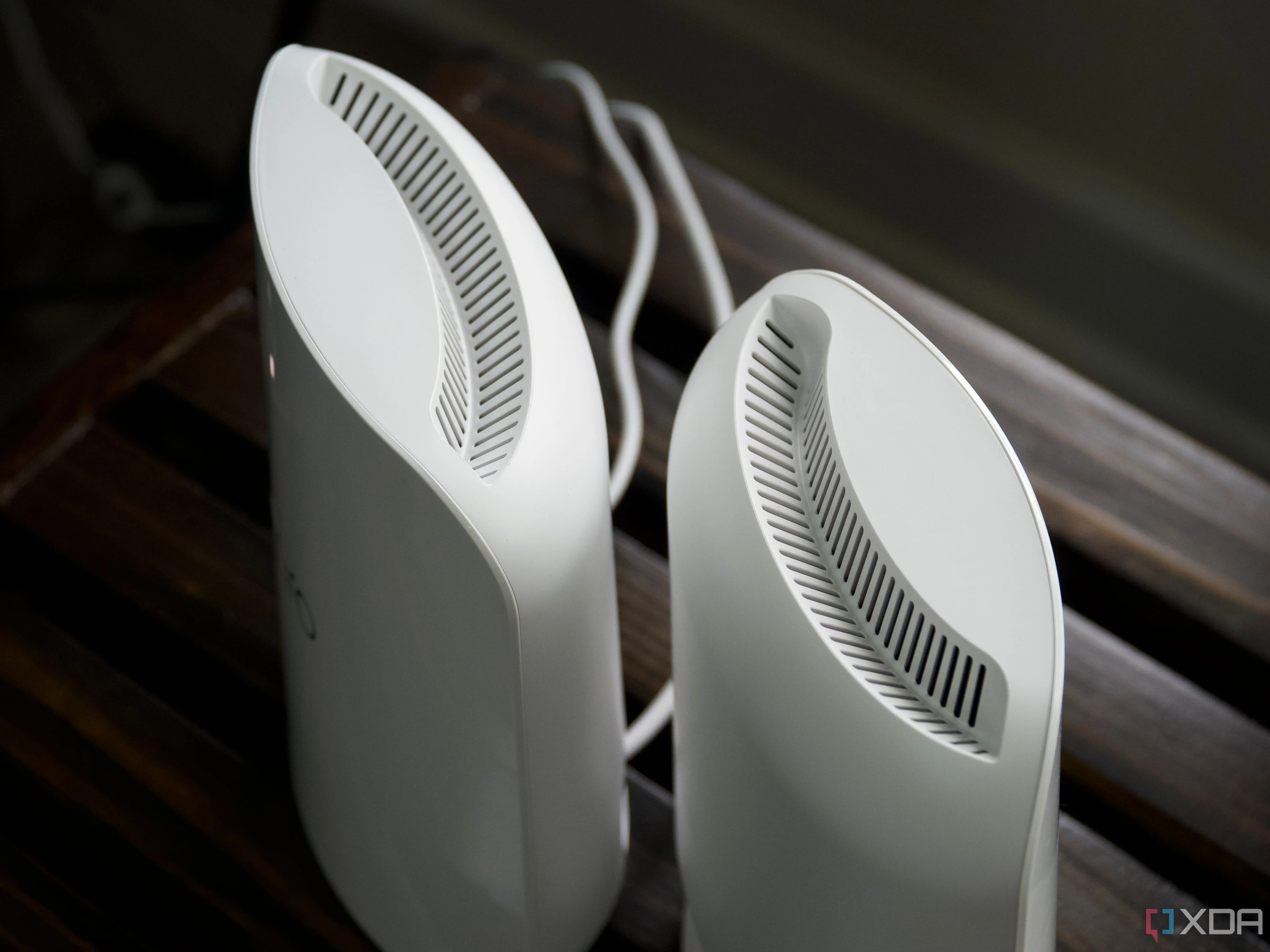 Hai thiết bị Eero Max 7 mesh Wi-Fi nhìn từ trên xuống, thể hiện thiết kế nhỏ gọn và cao cấp