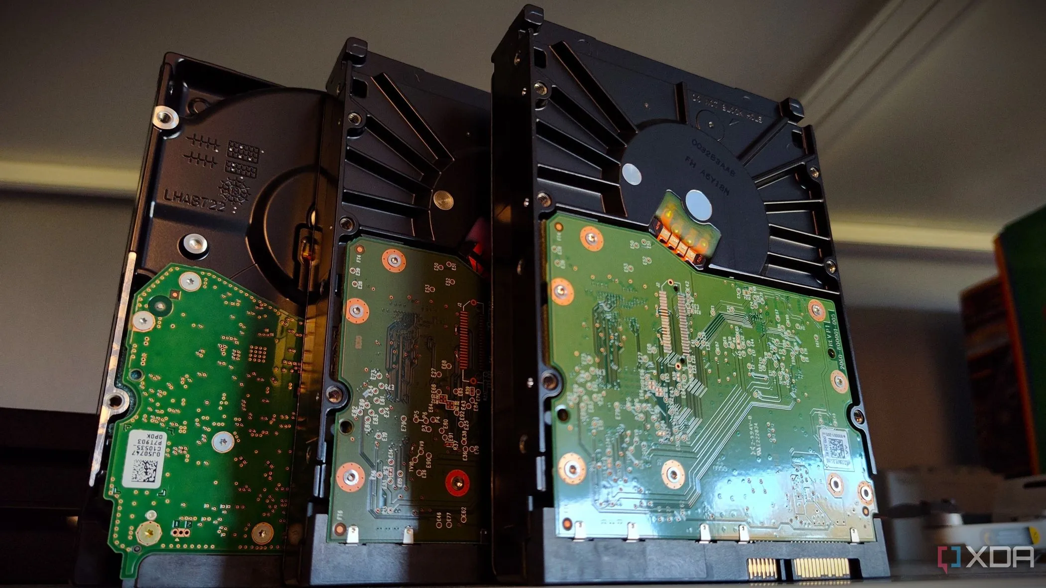 Hàng dài ổ cứng HDD được xếp chồng lên nhau, thể hiện khả năng lưu trữ khổng lồ cho dữ liệu lạnh.