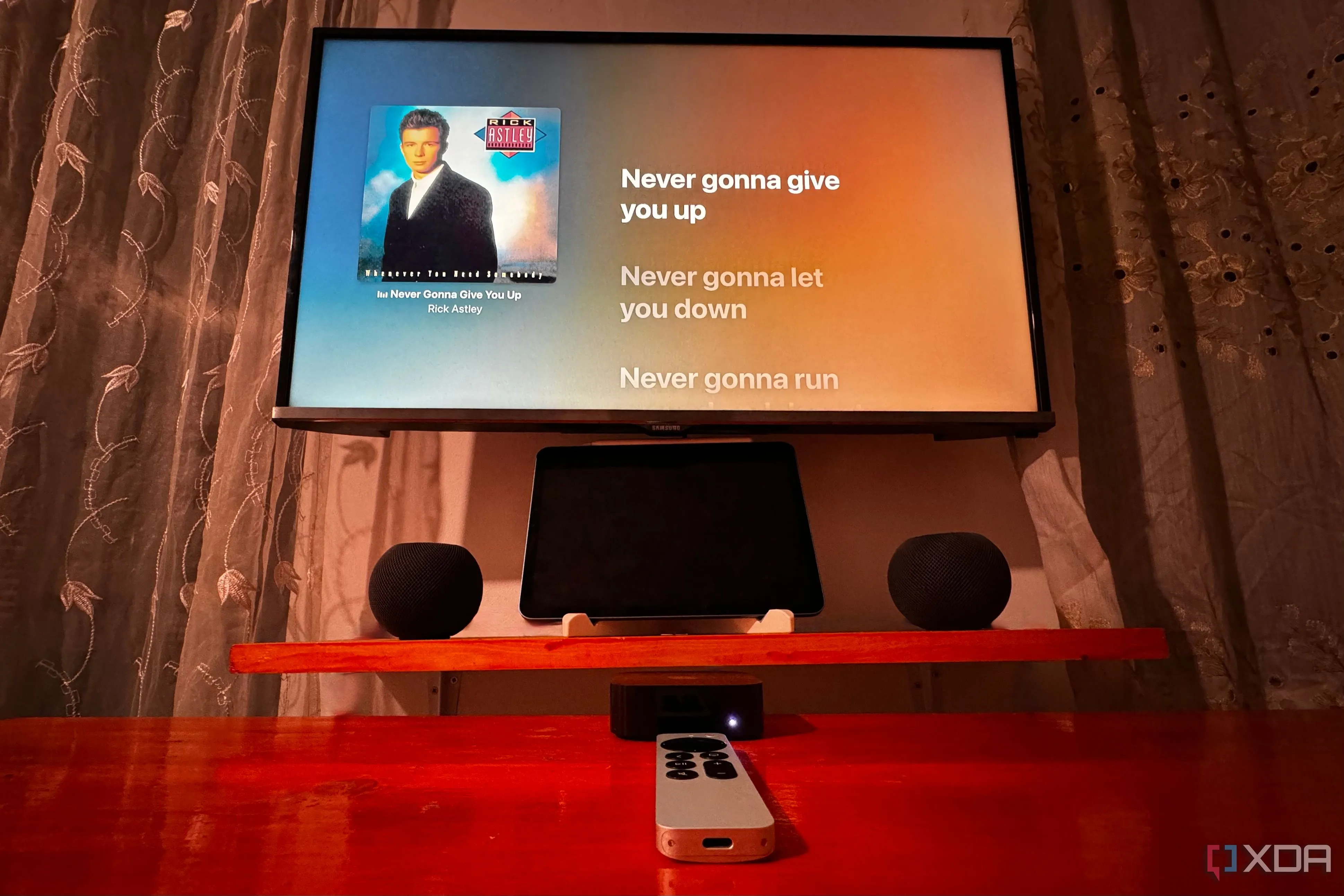 Hệ thống giải trí gia đình với Apple TV phát nhạc qua cặp loa HomePod mini, minh họa môi trường sử dụng tối ưu của HDMI