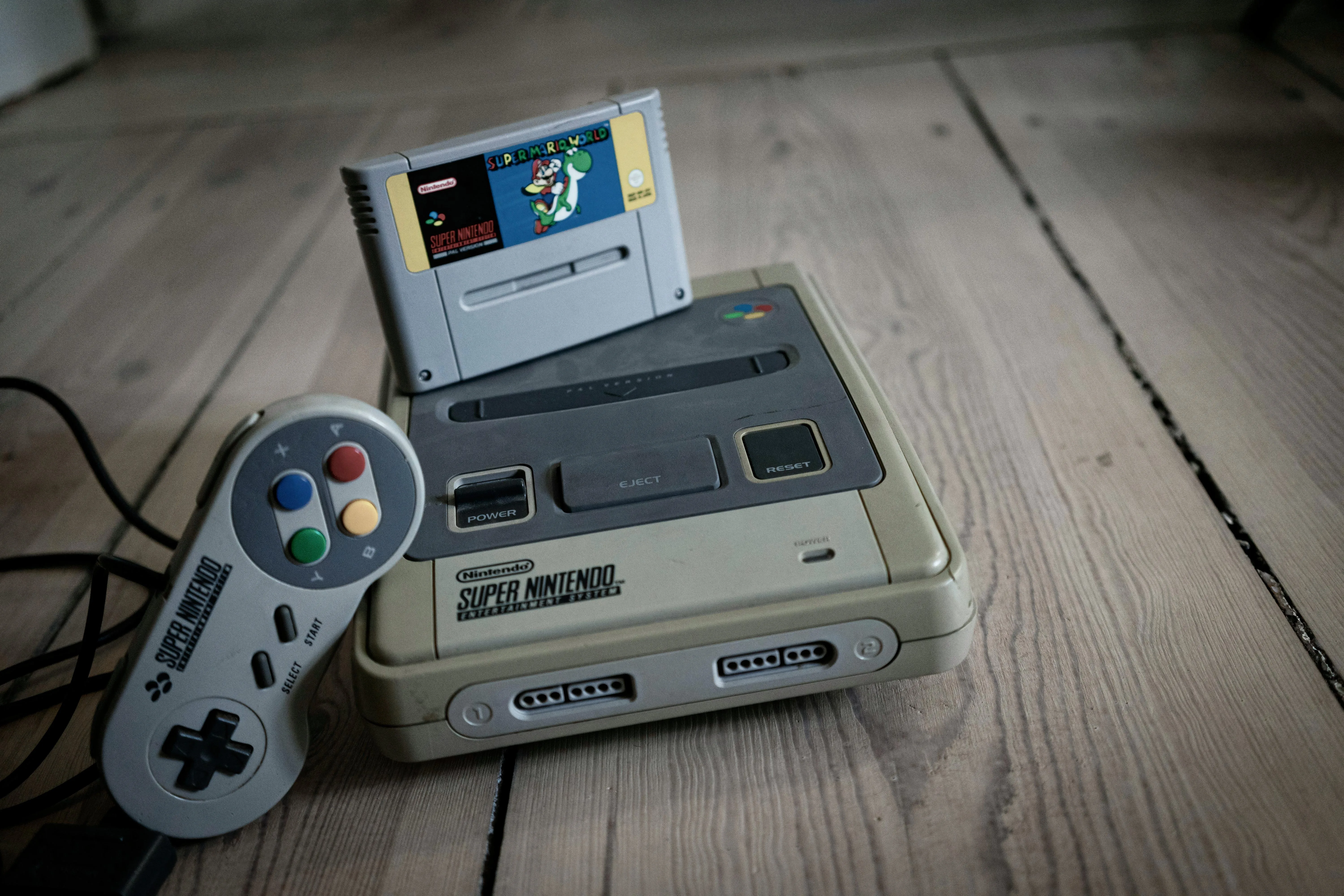 Hệ thống giải trí Super Nintendo Entertainment System (SNES) cùng bộ điều khiển