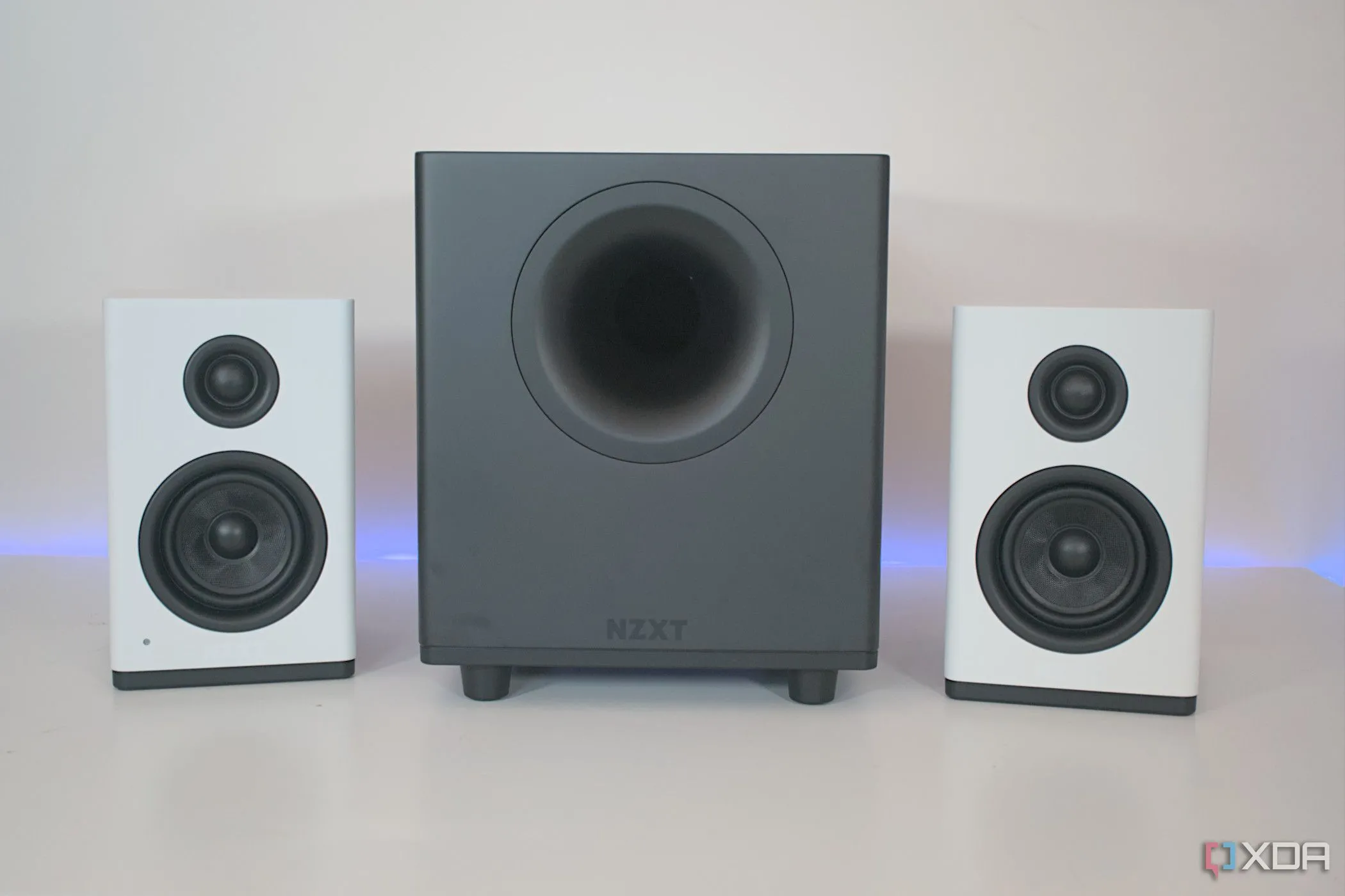 Hệ thống loa NZXT Relay và loa siêu trầm, mang lại trải nghiệm âm thanh sống động cho PC.