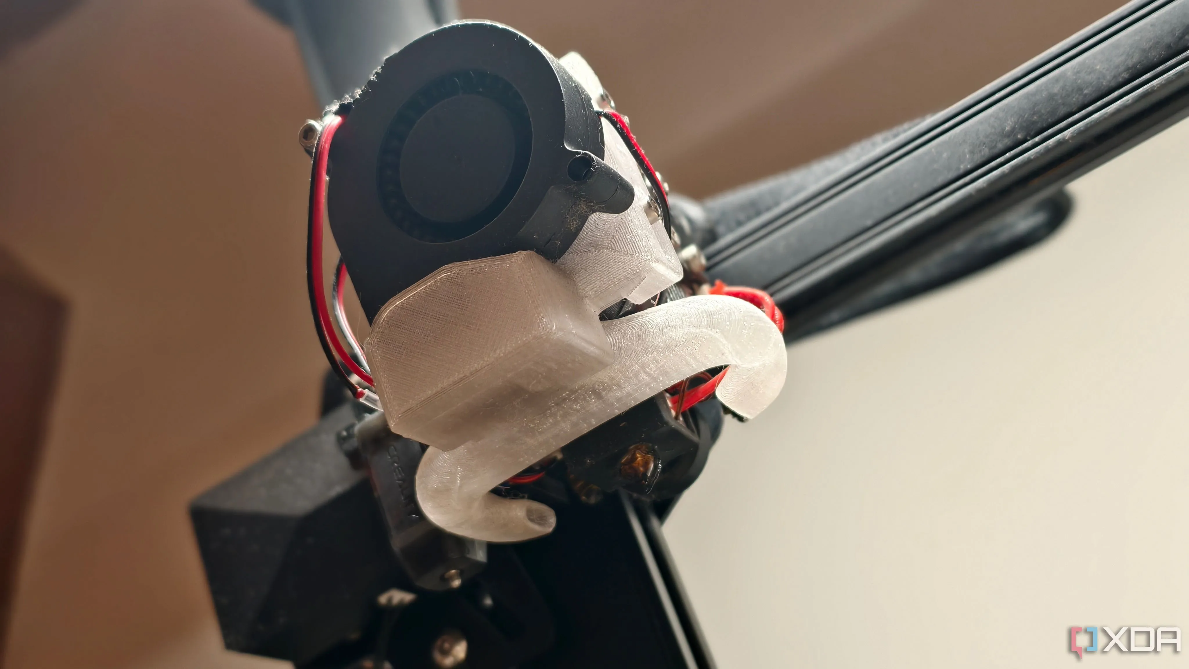 Hệ thống ống dẫn gió (fan duct) tùy chỉnh được lắp trên đầu nhiệt (hot end) của máy in 3D, tối ưu luồng khí làm mát filament để tránh lỗi in