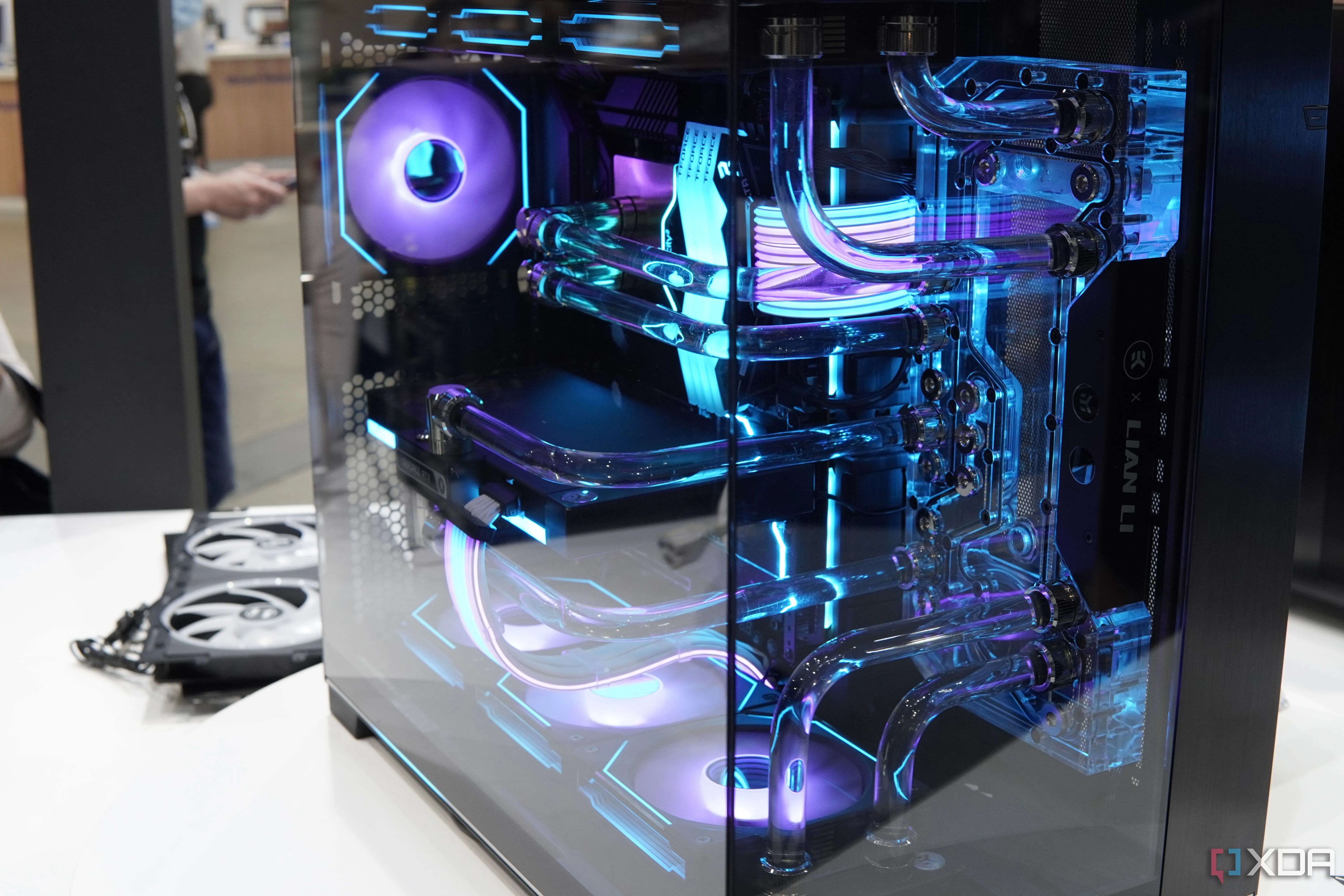 Hệ thống PC bên trong vỏ case Lian Li O11D Evo RGB thể hiện không gian lưu trữ và luồng khí tối ưu