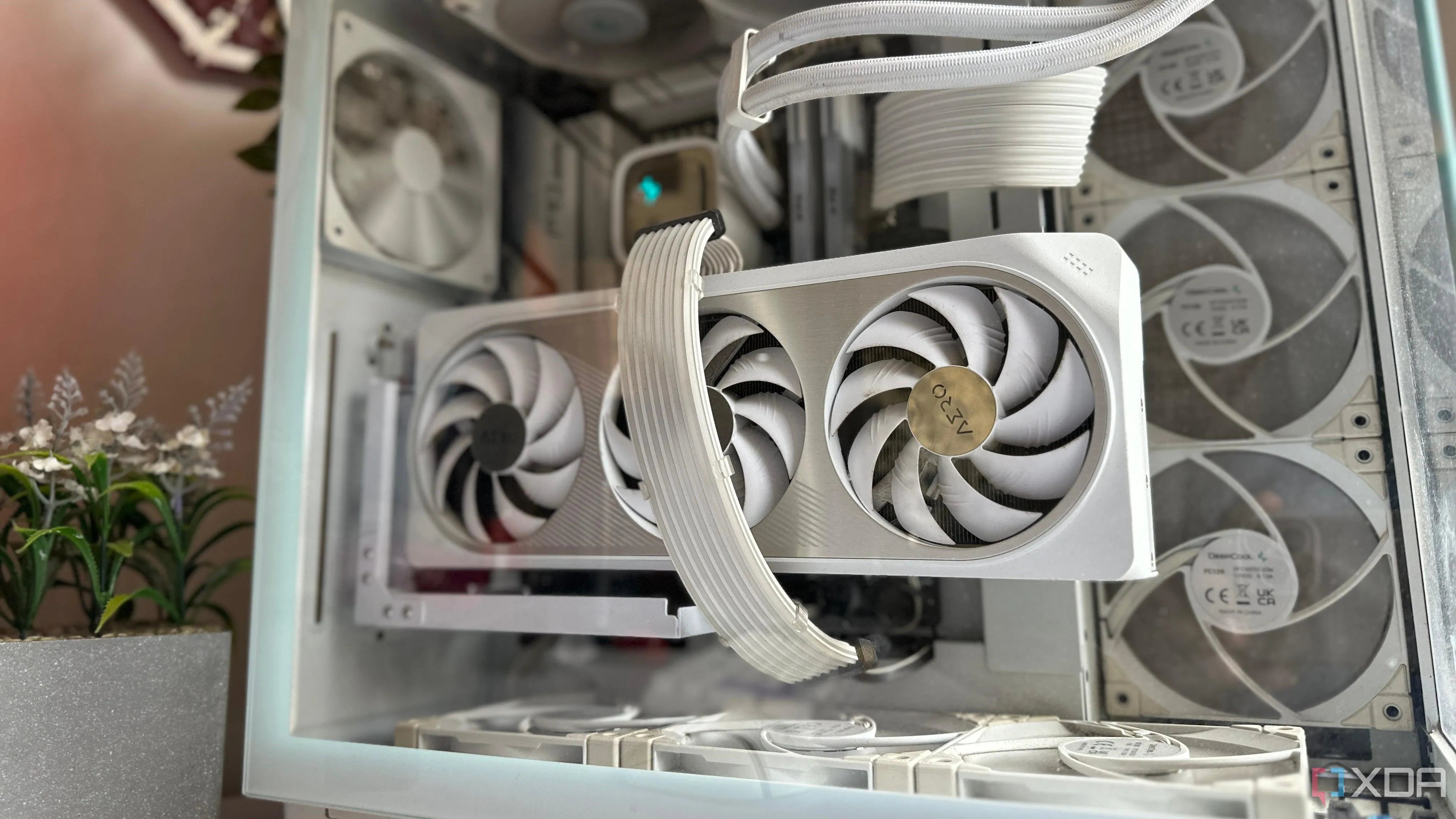 Hệ thống PC chơi game màu trắng với card đồ họa trắng nổi bật, minh họa khả năng nâng cấp thẩm mỹ cho dàn máy.