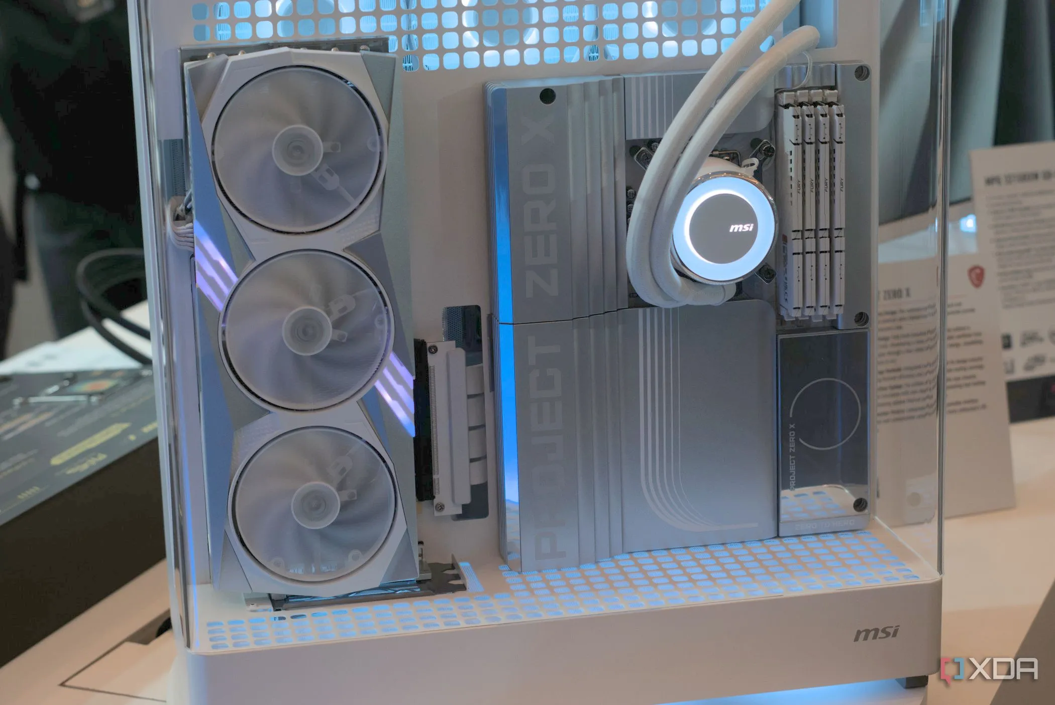Hệ thống PC MSI Project Zero X với thiết kế không dây cáp tinh tế, trình làng tại CES 2025, mang lại vẻ ngoài gọn gàng tối ưu cho dàn máy tính.