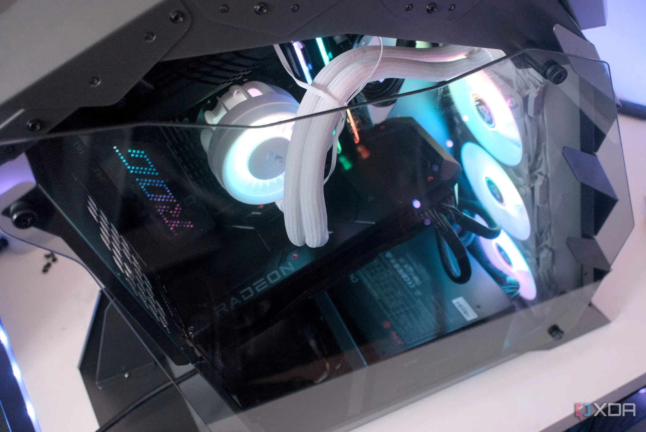 Hệ thống PC với tản nhiệt khí Vetroo K1 Pangolin, chứng minh hiệu quả làm mát cho cấu hình tầm trung