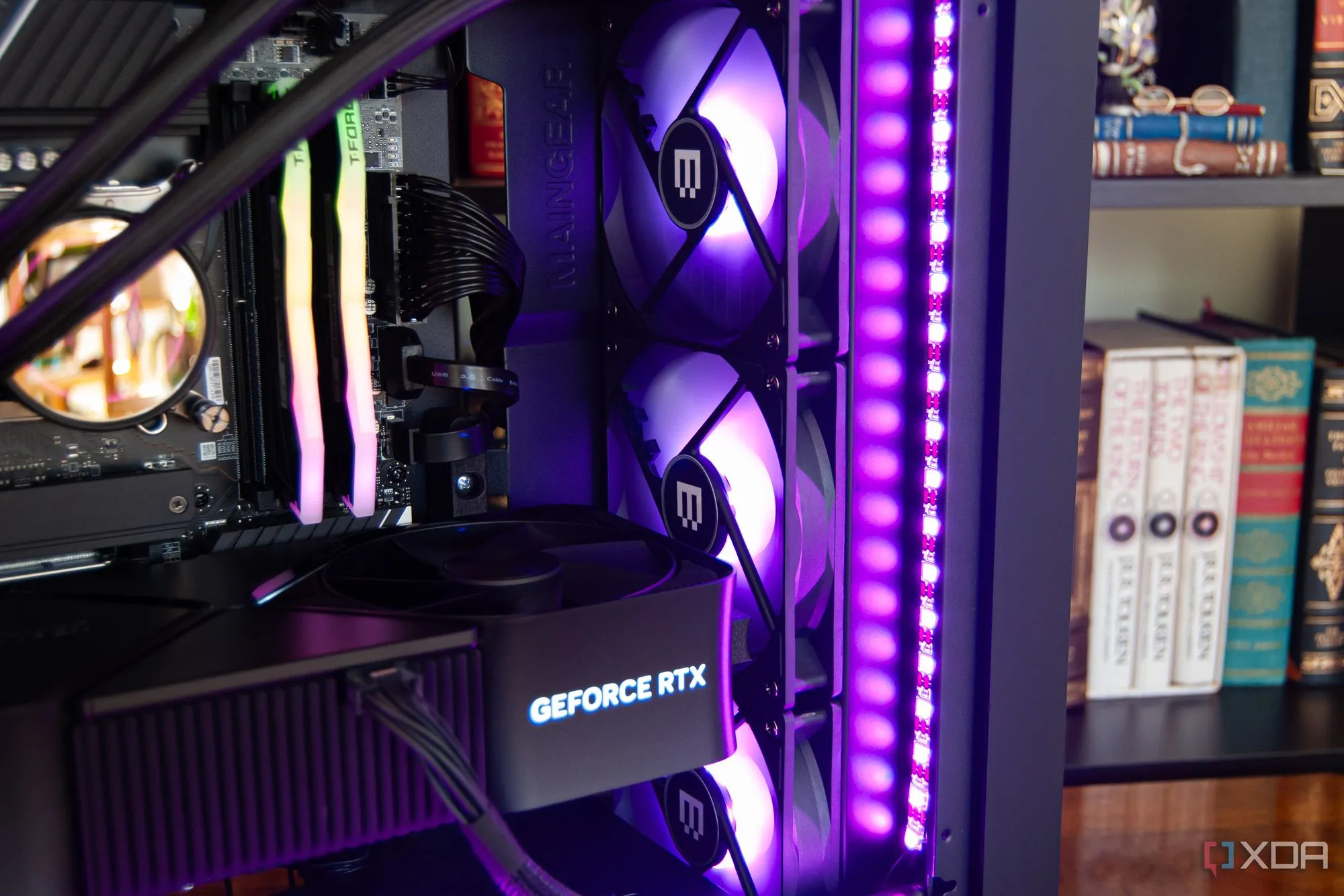 Hệ thống quạt tản nhiệt AIO của PC gaming Maingear MG-1