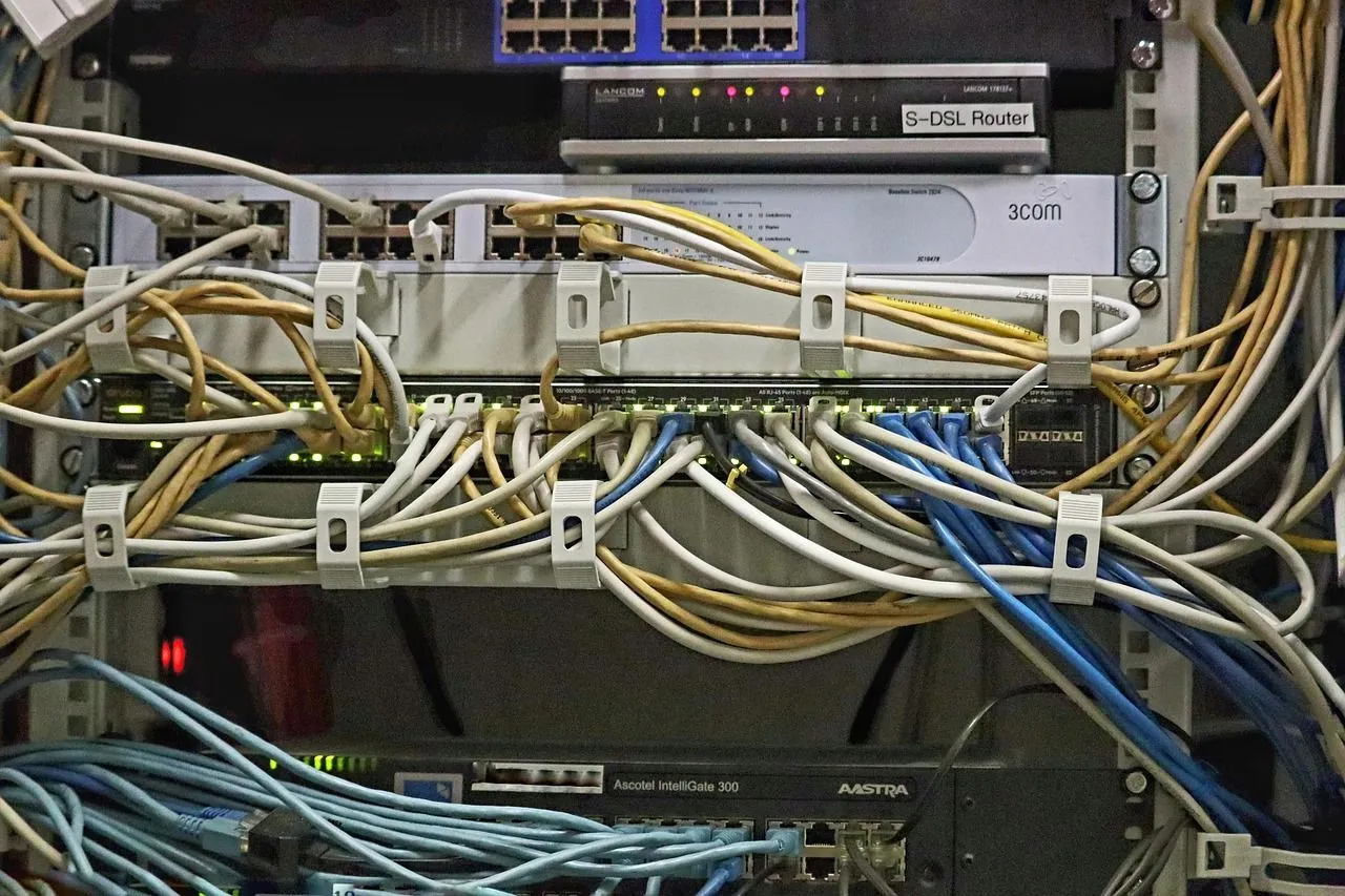 Hệ thống server và switch với các dây cáp Ethernet được sắp xếp gọn gàng bằng lược cáp, minh họa hiệu quả quản lý dây.