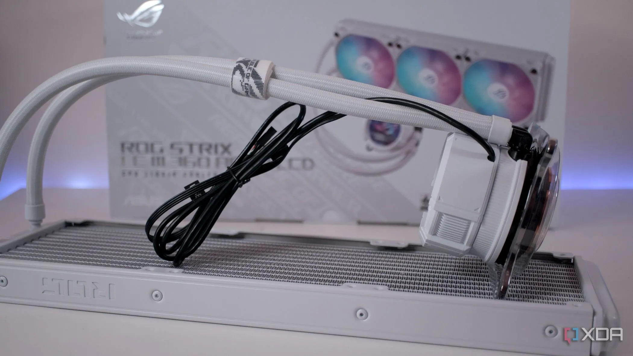 Hệ thống tản nhiệt nước AIO Asus ROG Strix LC III 360 ARGB, cho thấy nhu cầu không gian và khả năng hỗ trợ radiator của vỏ case PC.