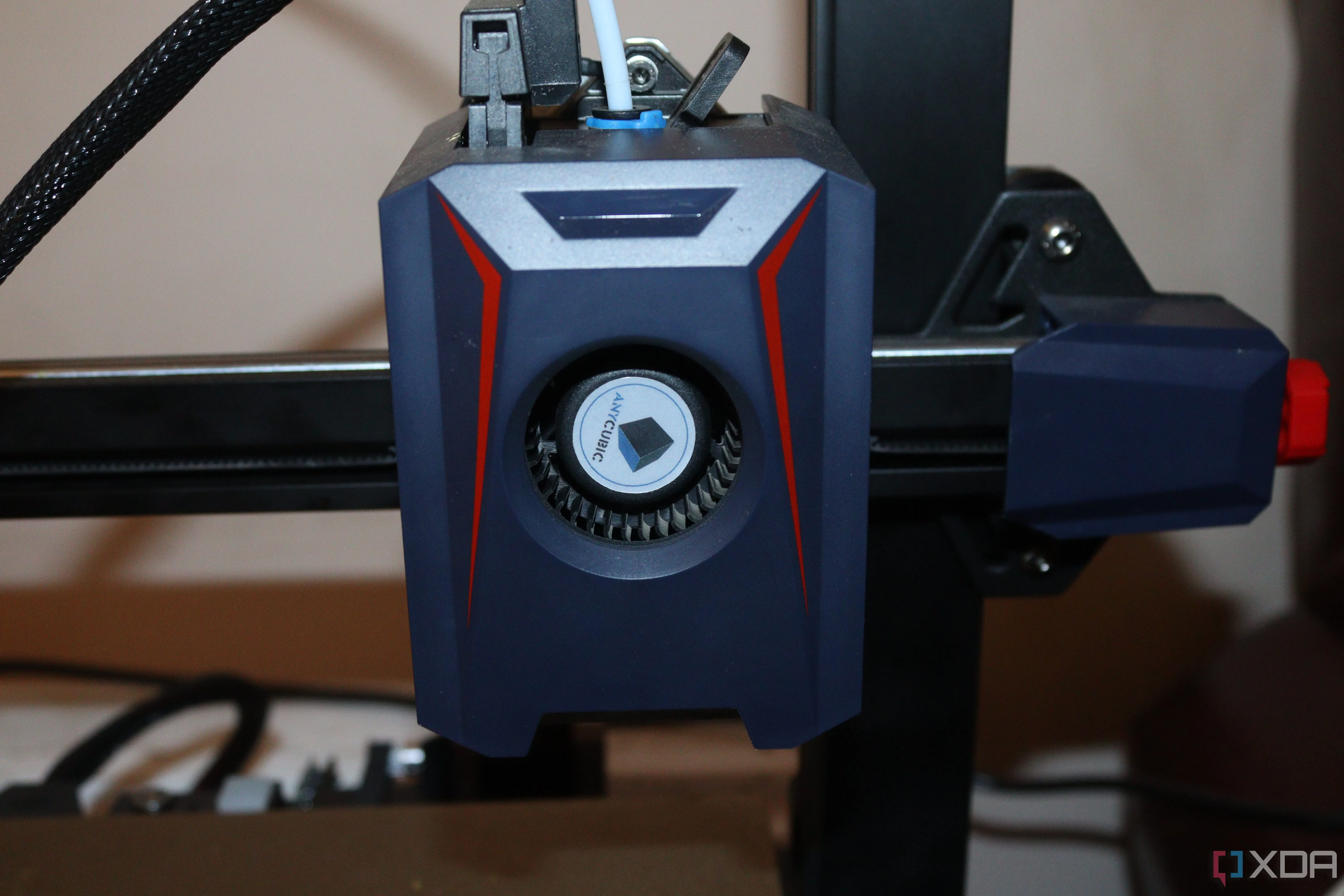 Hình ảnh bộ đùn nhựa (extruder) của máy in 3D Anycubic, một linh kiện thường xuyên gặp vấn đề và cần nâng cấp lên bộ đùn kim loại.