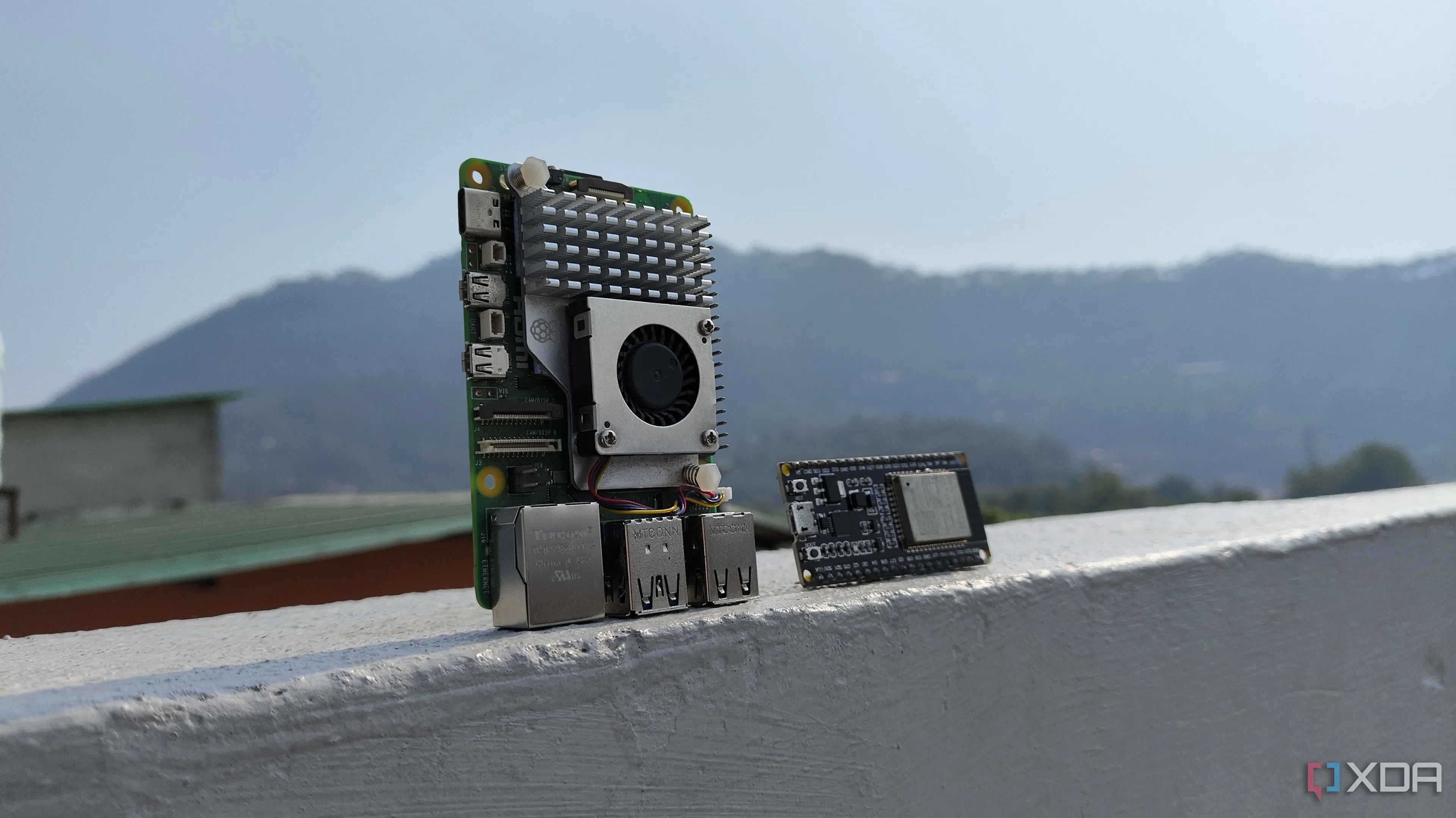 Hình ảnh bo mạch Raspberry Pi và ESP32 - thiết bị máy tính nhúng phổ biến