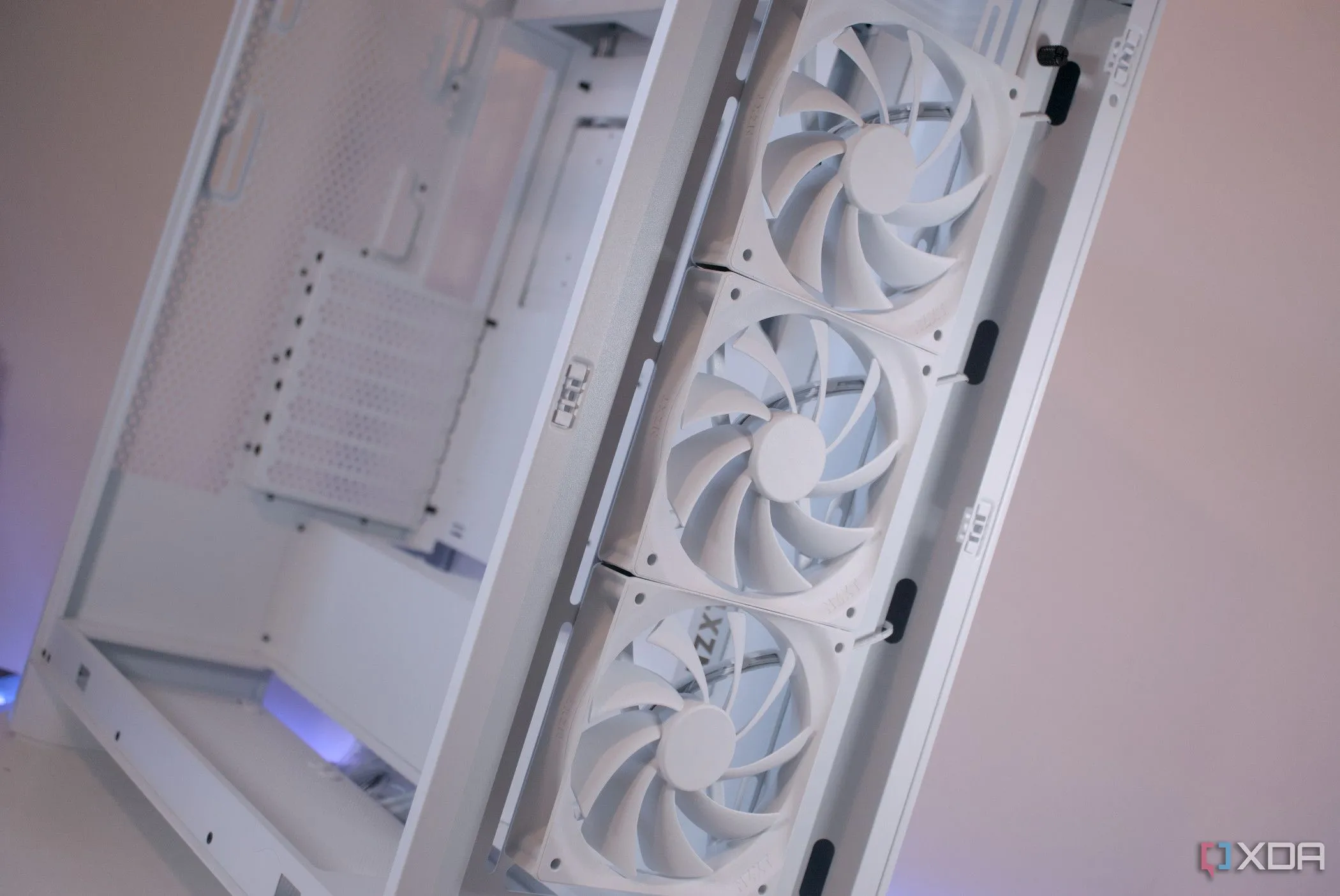 Hình ảnh cận cảnh các quạt phía trước của thùng máy NZXT H7 Flow (2024), cho thấy thiết kế luồng khí để tối ưu tản nhiệt cho PC.