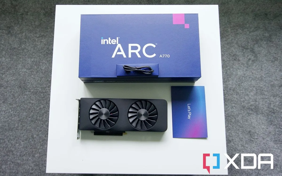 Hình ảnh cận cảnh card đồ họa Intel Arc A770, nhấn mạnh thiết kế và kích thước của chiếc GPU này.