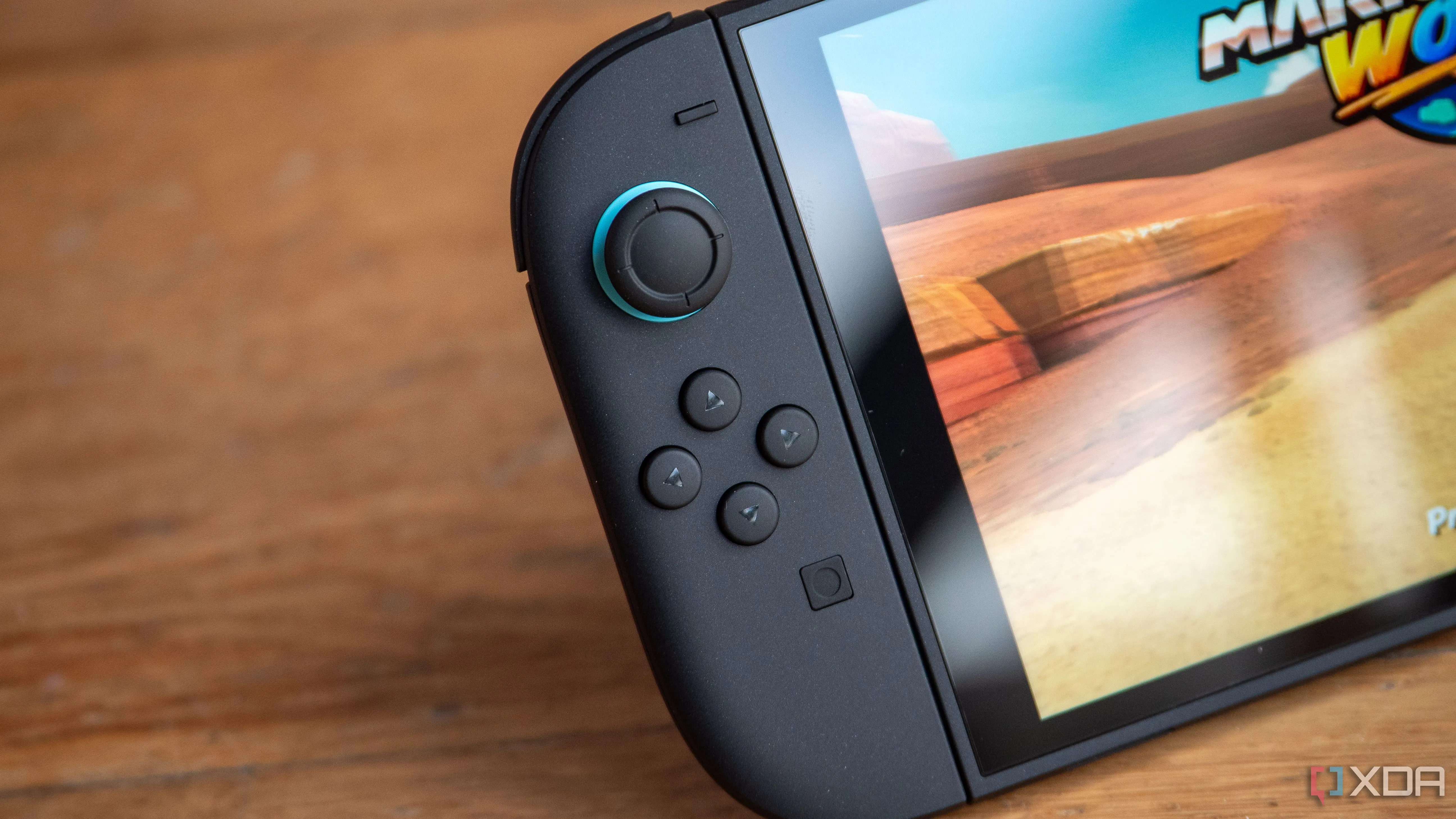 Hình ảnh cận cảnh máy chơi game Nintendo Switch 2 đang hiển thị giao diện hệ thống hoặc eShop, nhấn mạnh màn hình và các chi tiết phần cứng của console