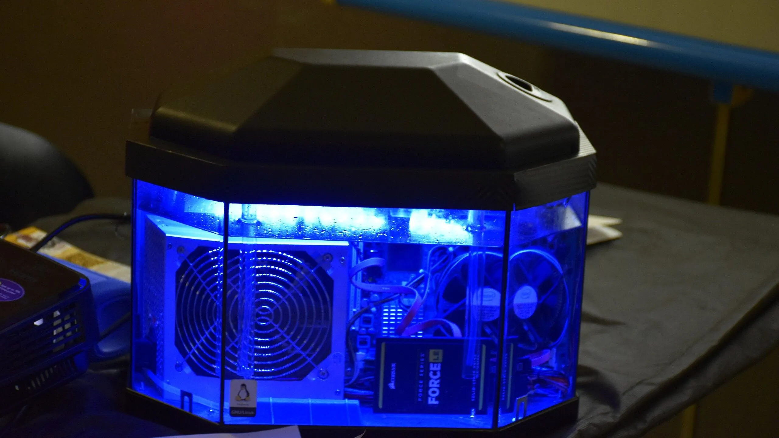 Hình ảnh cận cảnh một bộ PC được ngâm hoàn toàn trong bể chứa dầu khoáng, thể hiện khả năng tản nhiệt hiệu quả và tính thẩm mỹ độc đáo