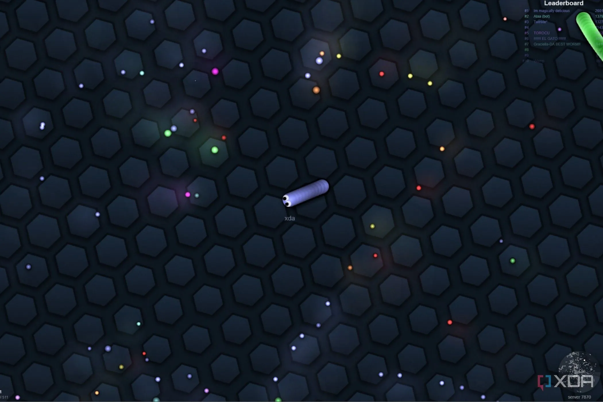 Hình ảnh game Slither.io với con rắn lớn đang nuốt các đốm sáng và tránh những người chơi khác
