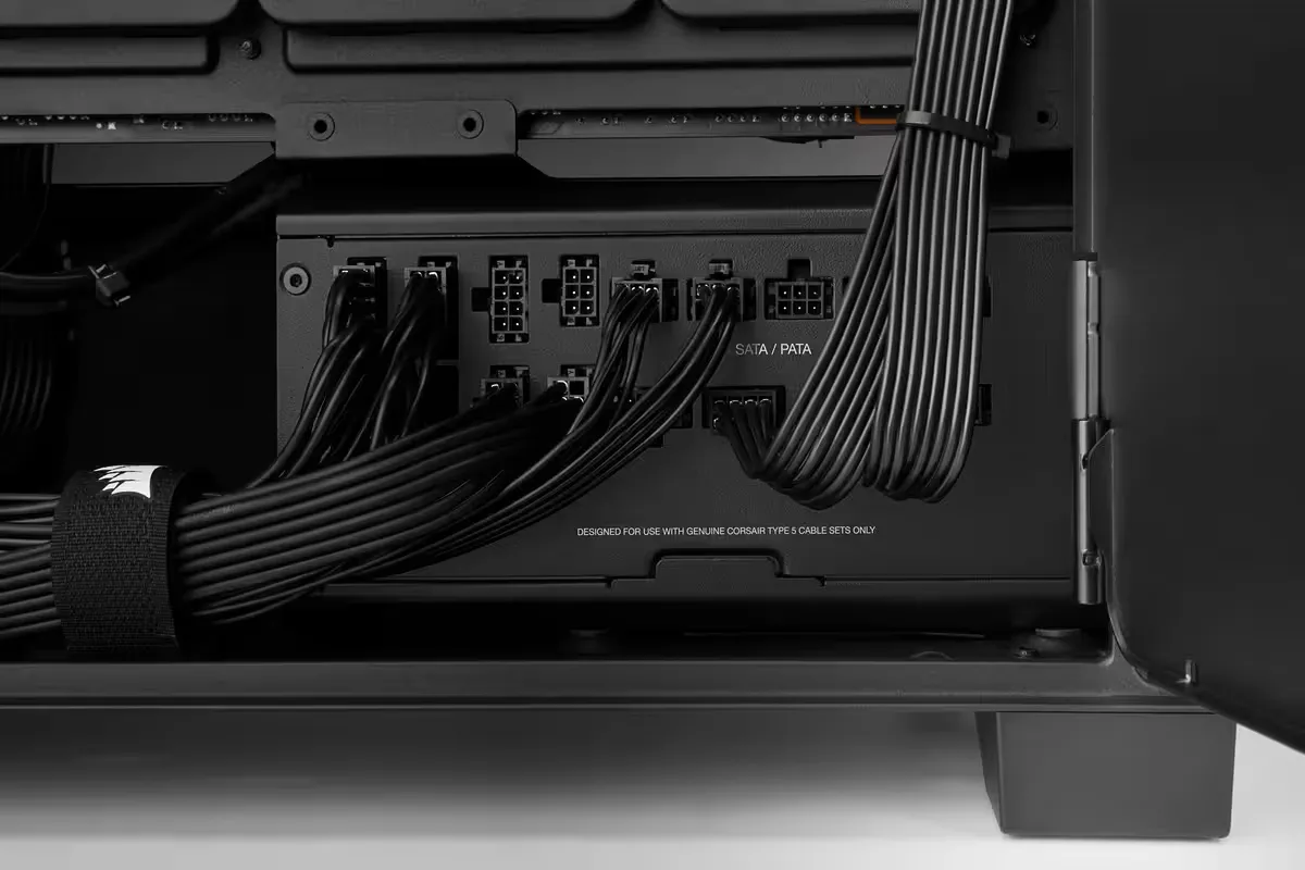 Hình ảnh mặt sau của một PSU Corsair màu đen với cáp kết nối
