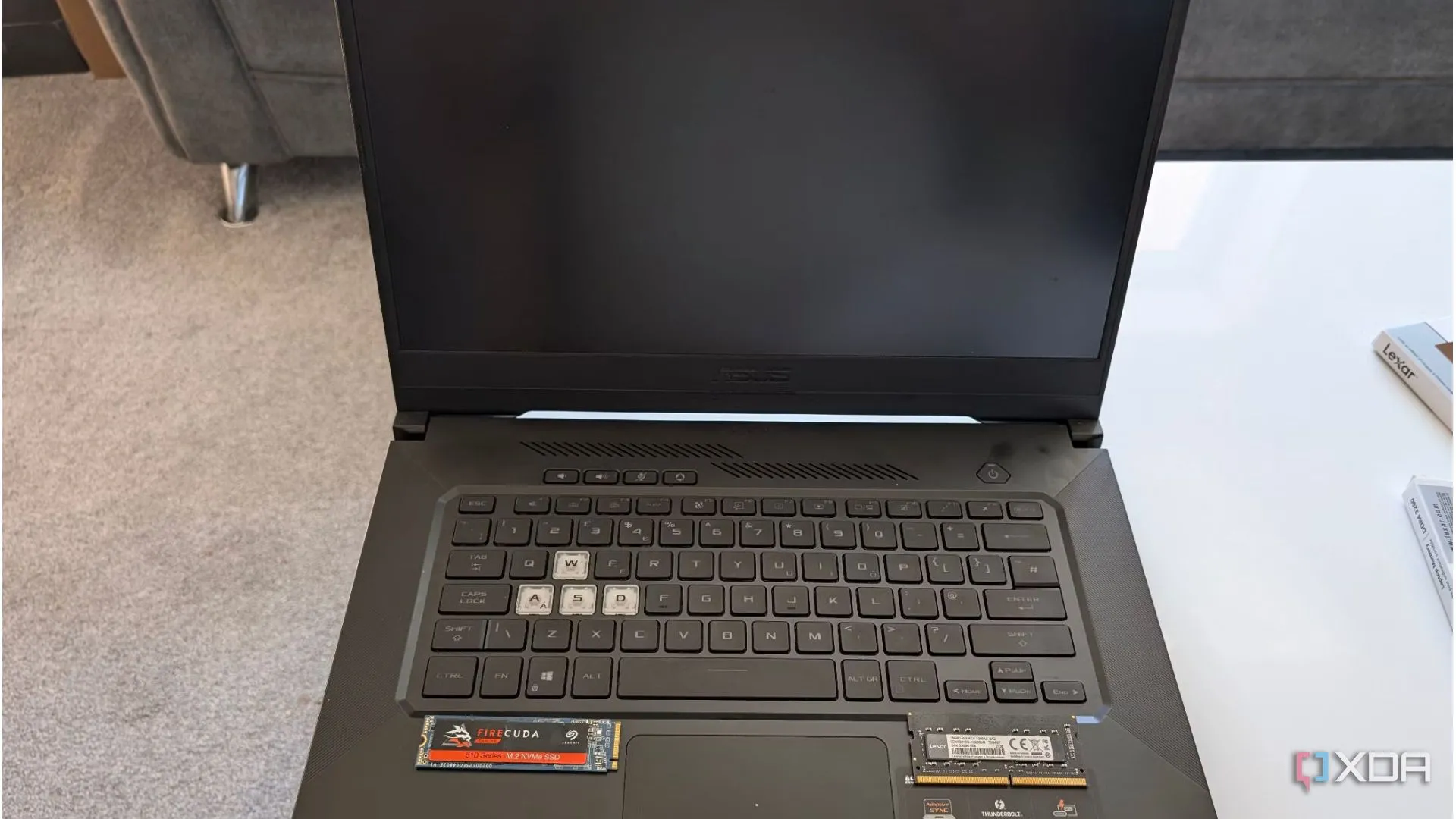 Hình ảnh minh họa các linh kiện RAM và ổ NVMe bên trong laptop Asus, cho thấy khả năng nâng cấp phần cứng