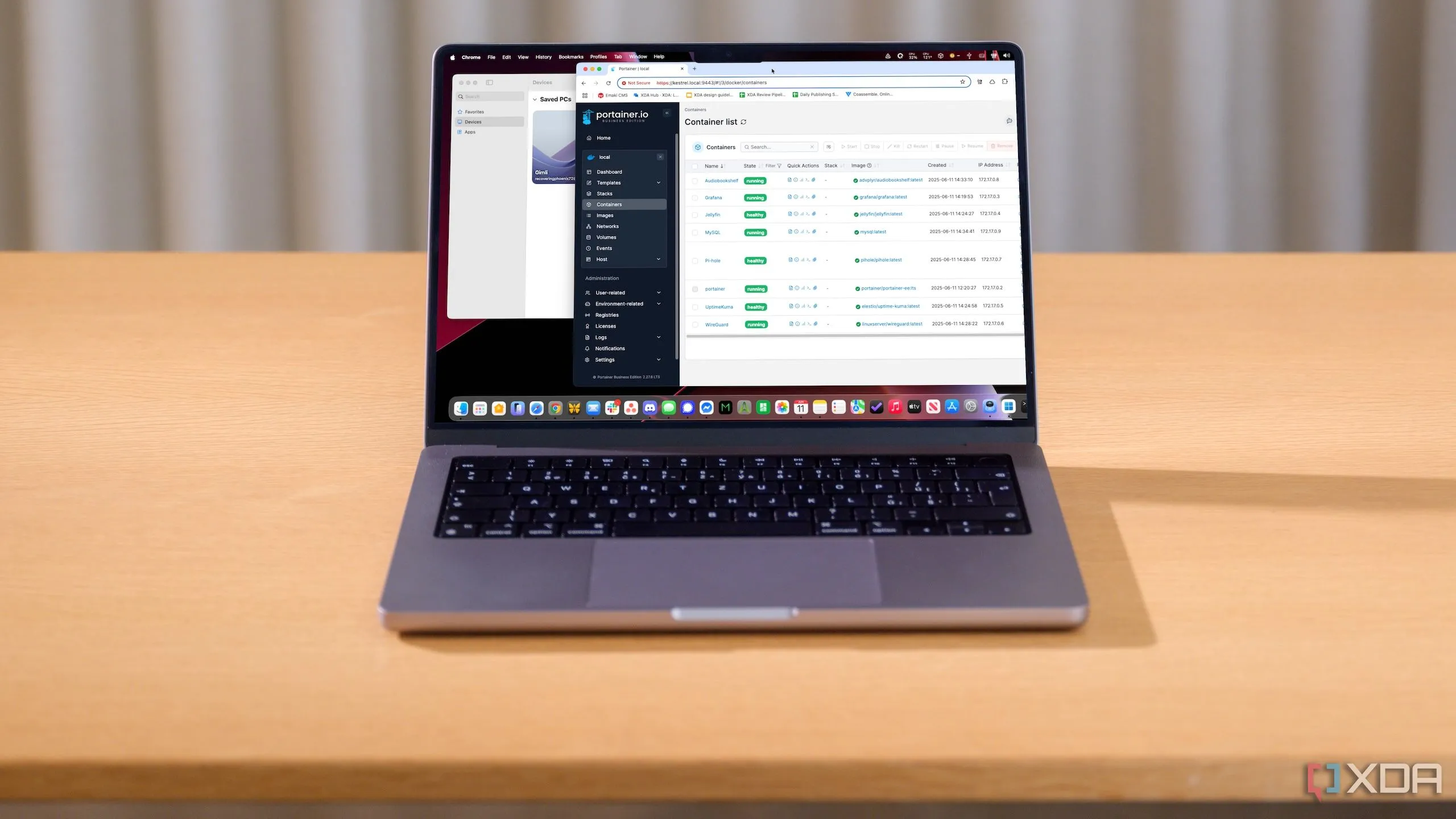 Hình ảnh minh họa máy tính xách tay với giao diện Docker Desktop hoặc ứng dụng container đang chạy, nhấn mạnh sự khác biệt giữa Docker và máy ảo
