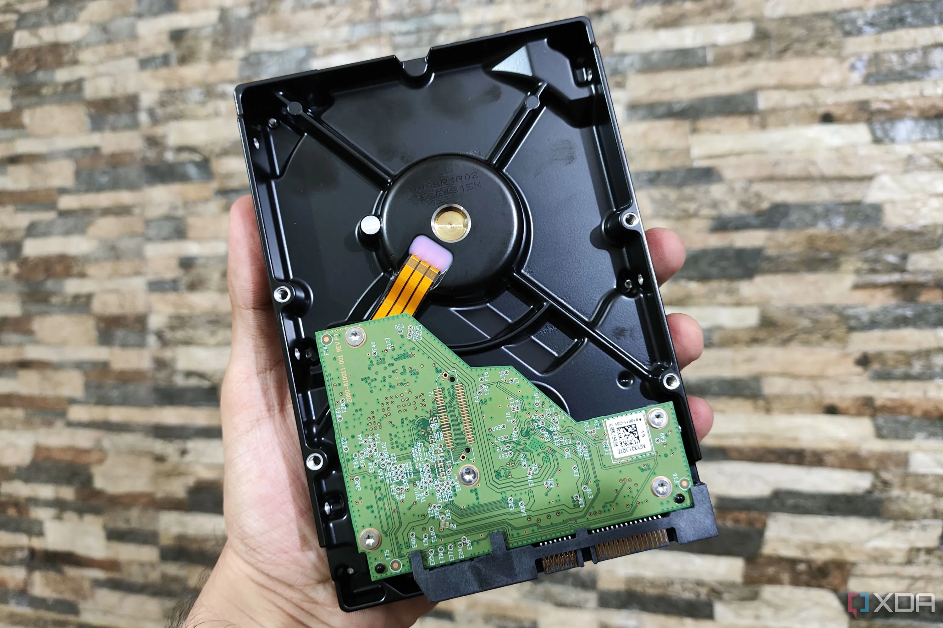 Hình ảnh minh họa ổ cứng WD Blue 8TB trong tay người dùng