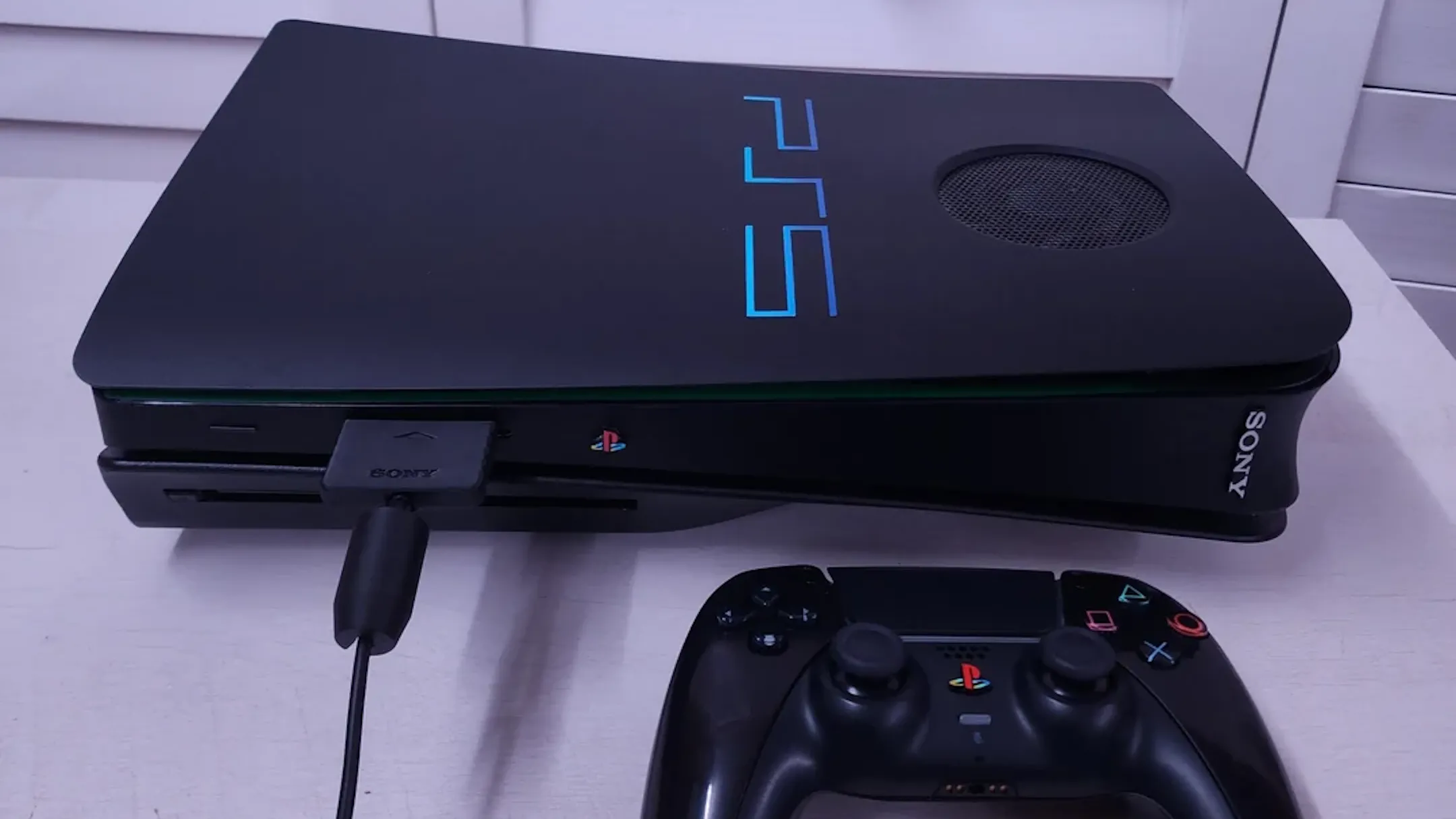 Hình ảnh một chiếc PS5 được tùy chỉnh để trông giống như một chiếc PS2 cổ điển