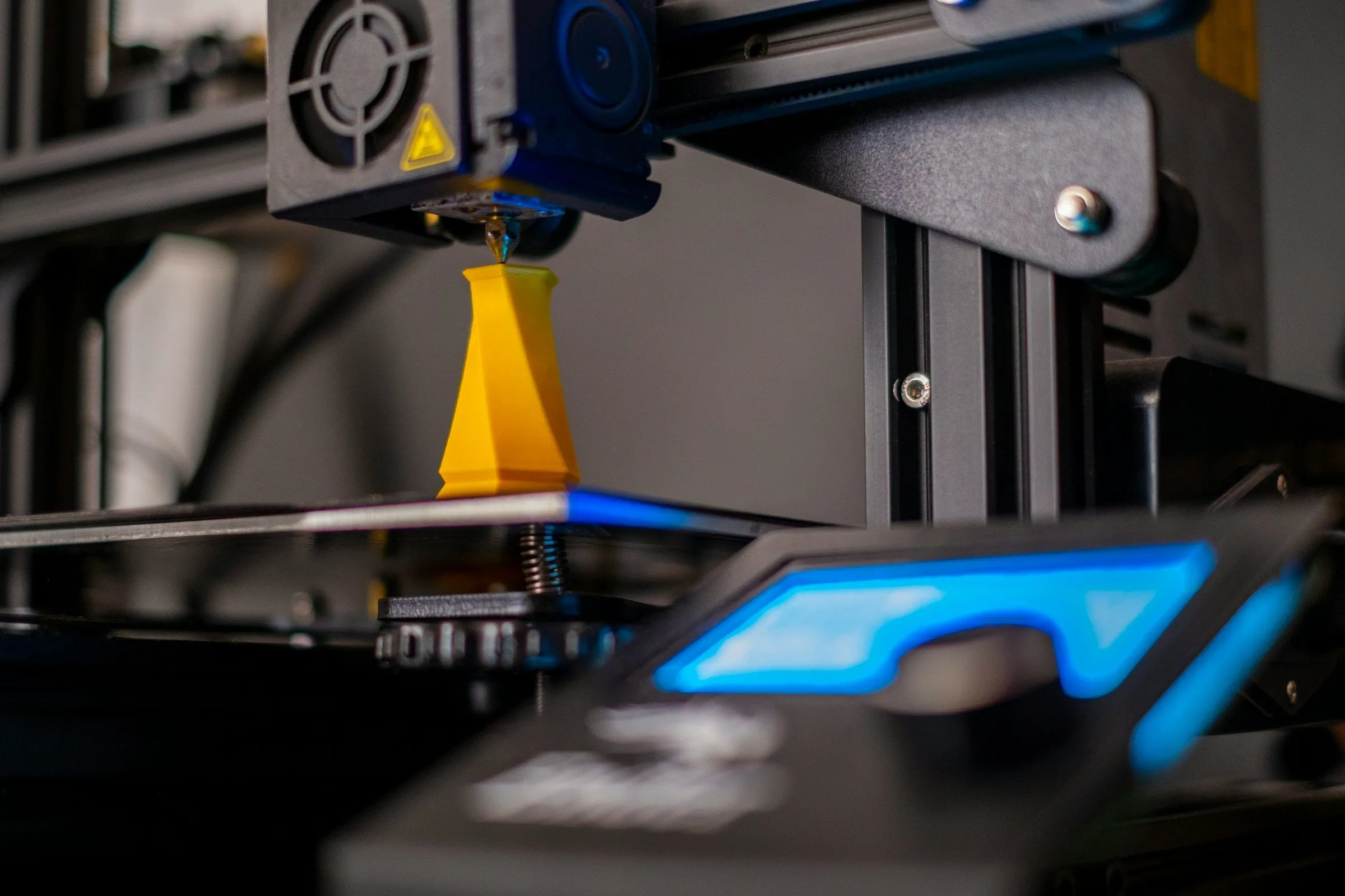 Hình ảnh một máy in 3D FDM không có vỏ bọc, đang hoạt động