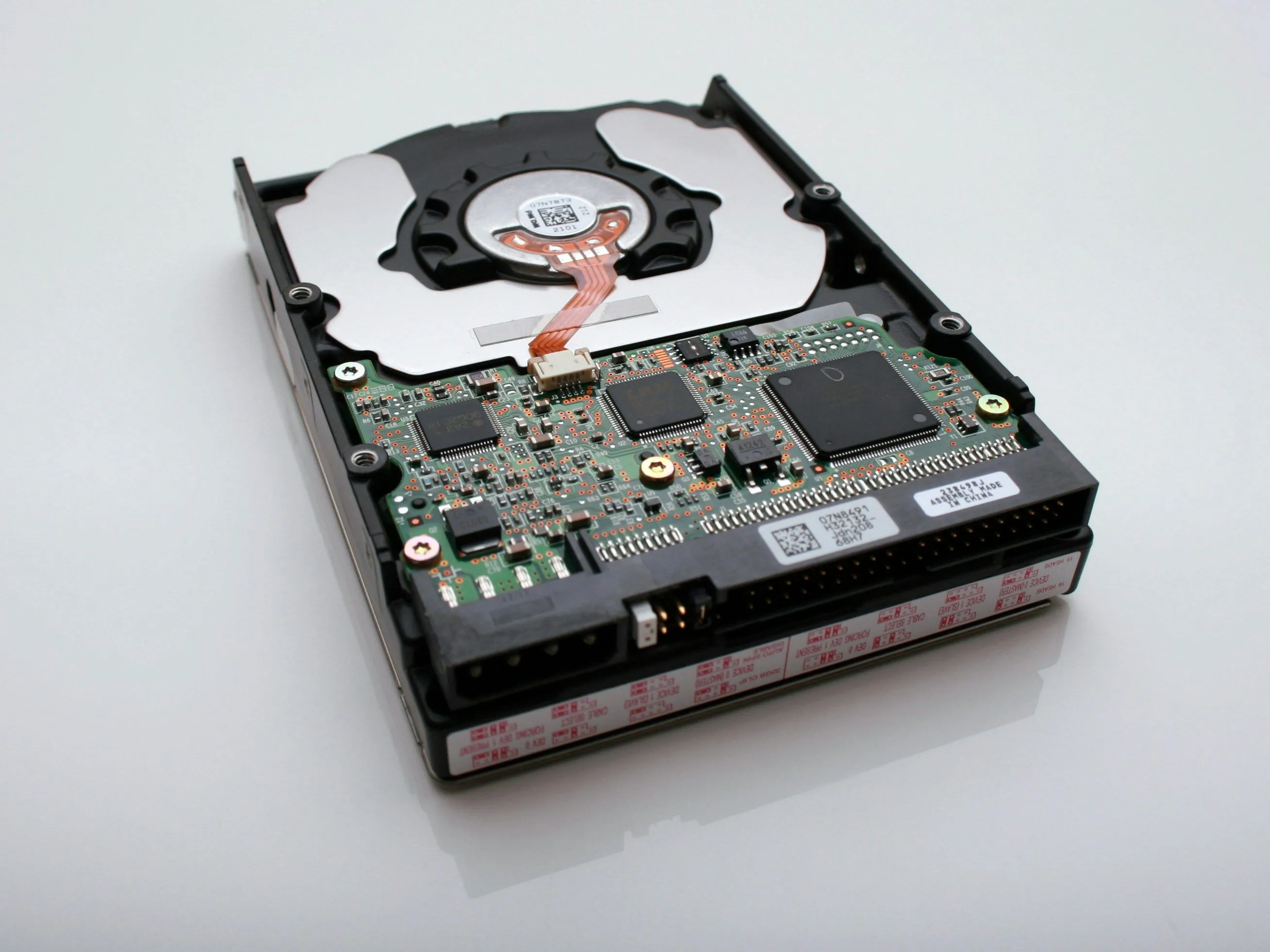 Hình ảnh một ổ cứng HDD với bo mạch chủ lộ ra, so sánh với khả năng truy cập dữ liệu tức thì của SSD.
