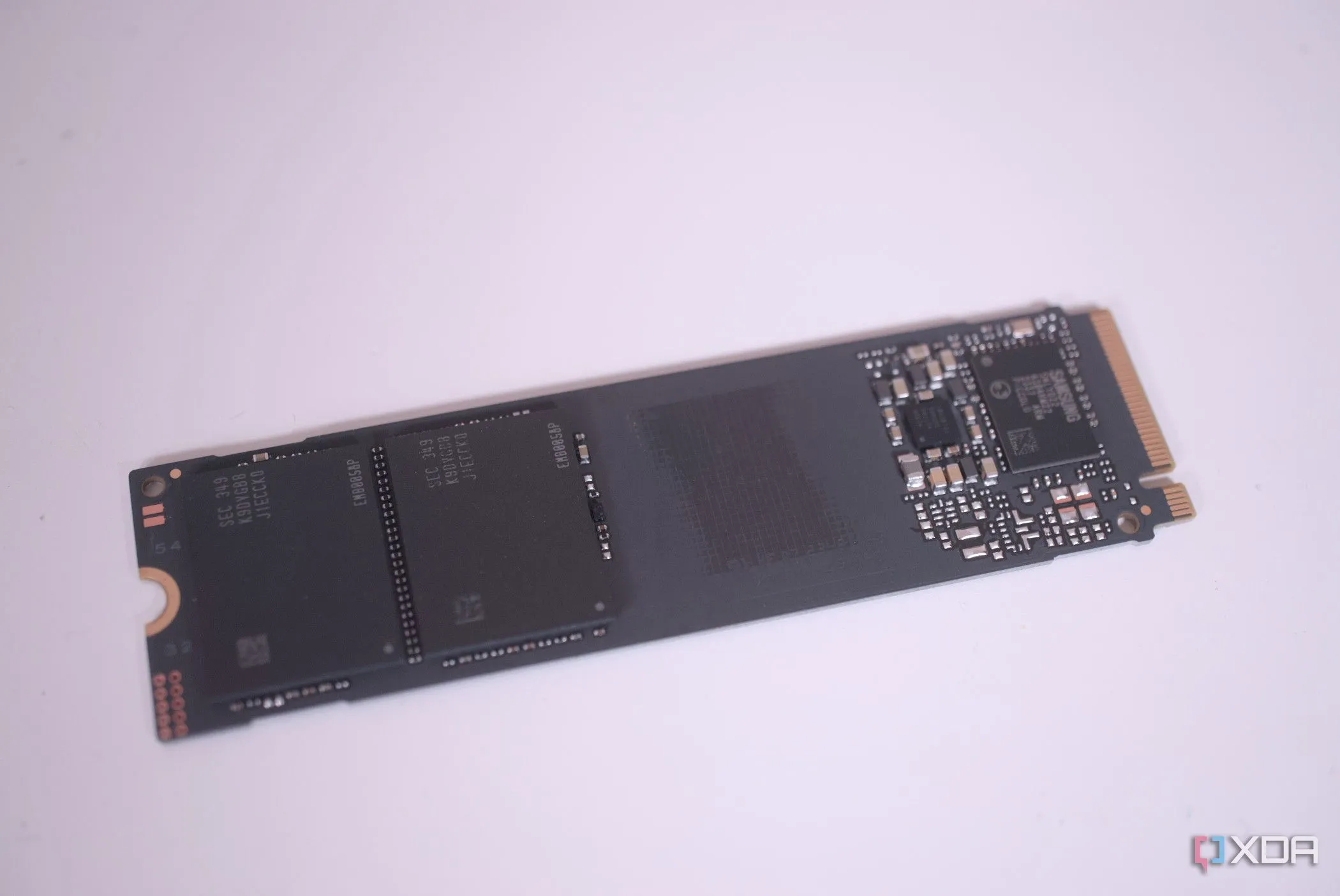 Hình ảnh một ổ cứng SSD Samsung 990 Evo không có nhãn dán, thể hiện cấu tạo bên trong và chip nhớ flash