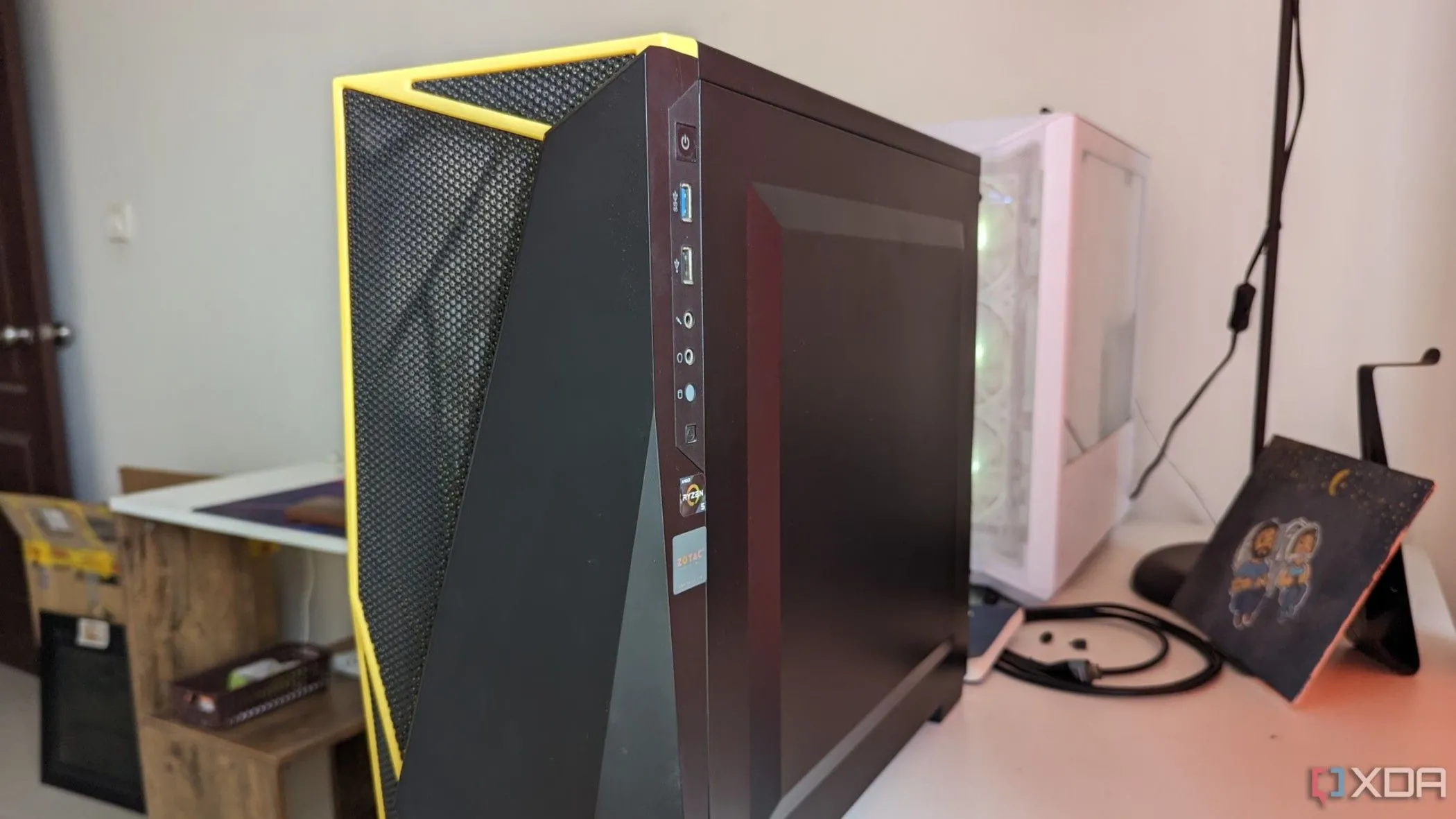 Hình ảnh một vỏ case máy tính gaming màu đen hiện đại, tượng trưng cho dàn máy testbench chuyên nghiệp
