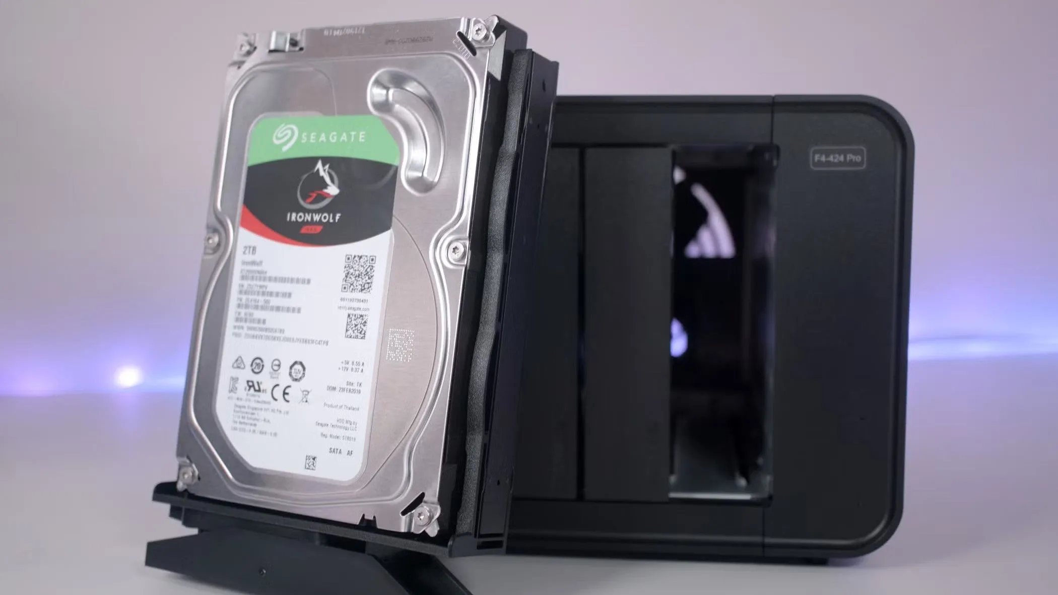 Hình ảnh ổ đĩa cứng (HDD) của Seagate, minh họa cho phần thảo luận về chi phí vận hành và tuổi thọ của bộ nhớ cục bộ so với lưu trữ đám mây.