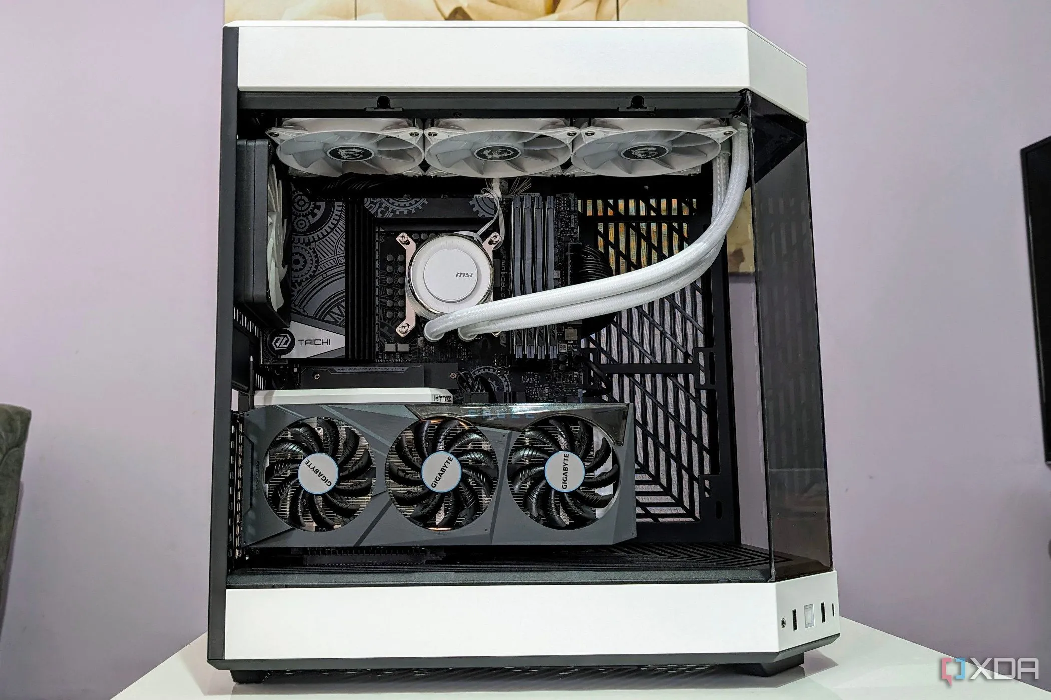 Hình ảnh PC trong vỏ case màu trắng với tản nhiệt AIO màu trắng được quản lý dây cáp gọn gàng