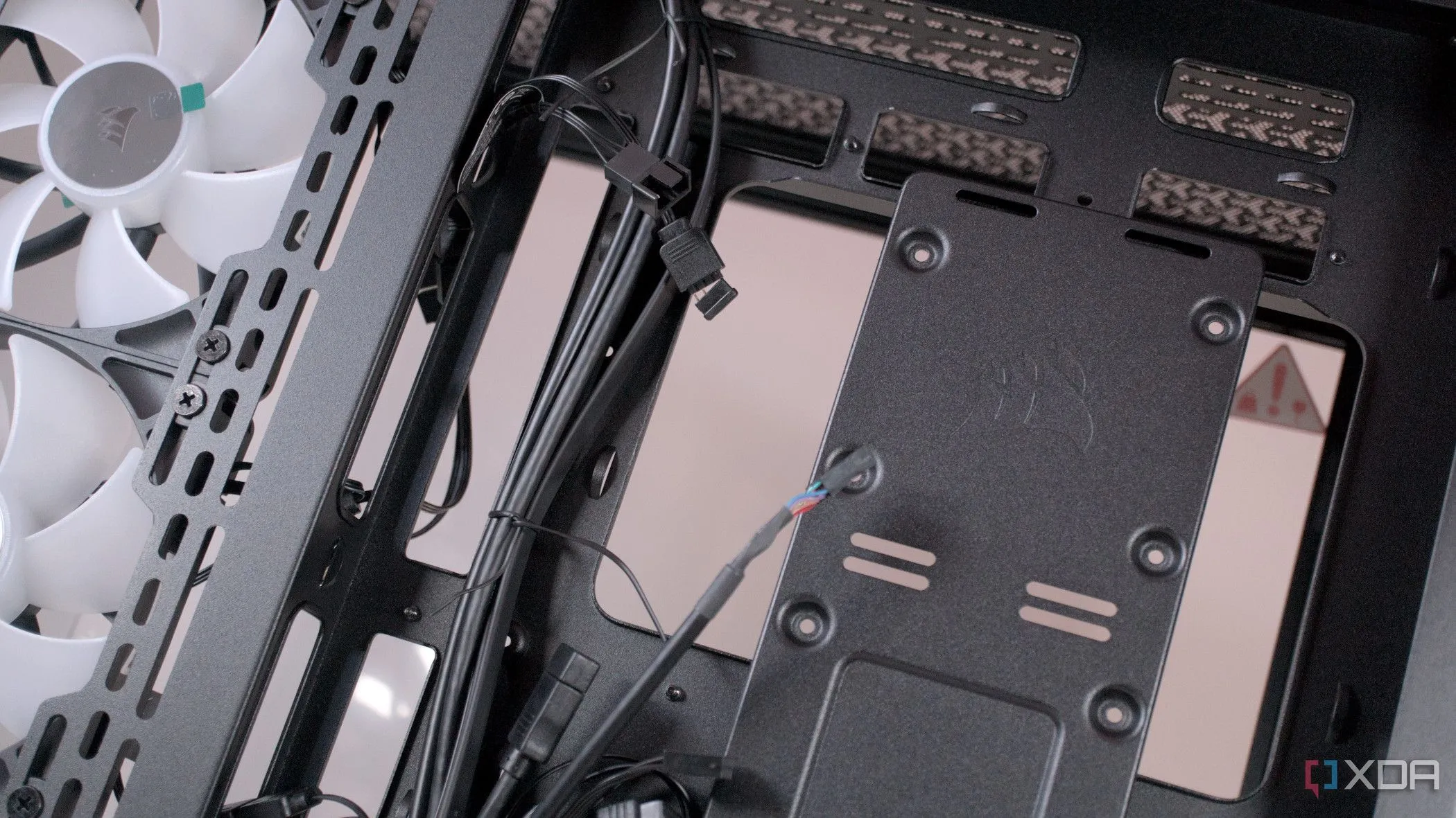 Hình ảnh quản lý cáp gọn gàng bên trong vỏ case Corsair 3500X ARGB, minh họa lợi ích của việc sắp xếp dây cáp
