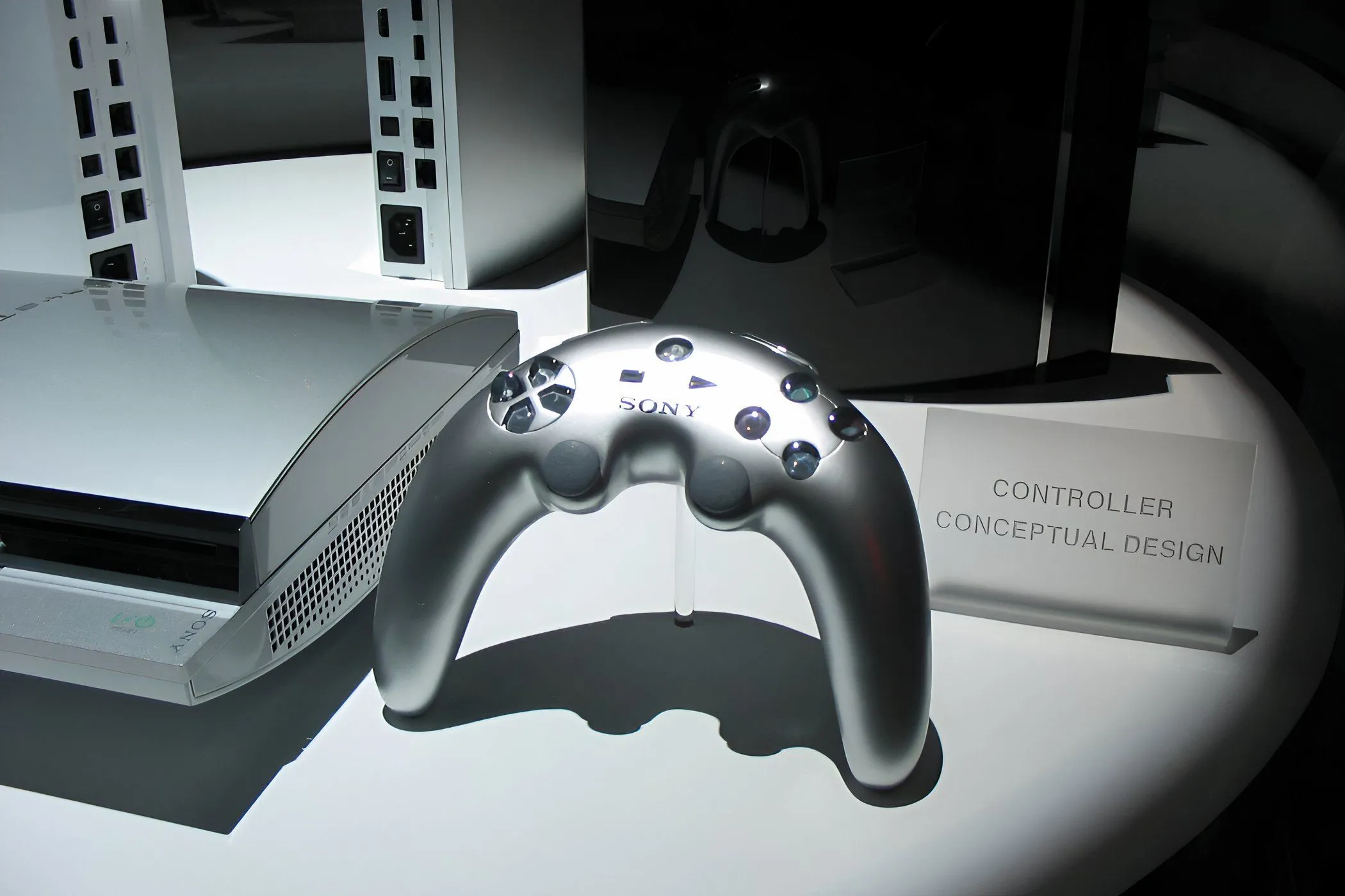 Hình ảnh thiết kế tay cầm boomerang nguyên bản của PlayStation 3 năm 2005, có màu bạc chrome