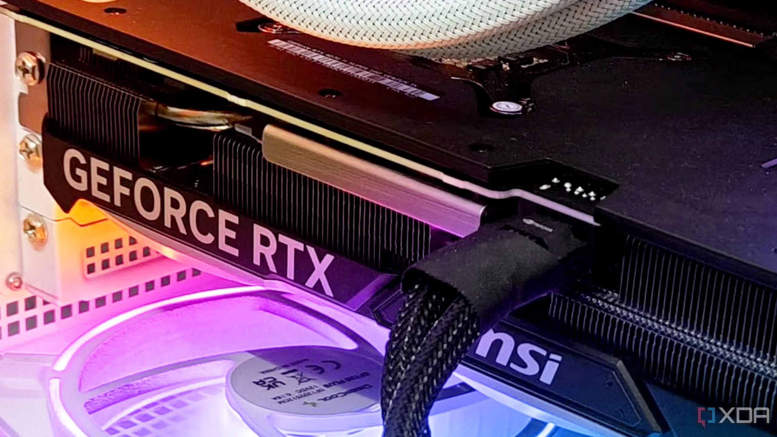 Hình ảnh trừu tượng tượng trưng cho dòng card đồ họa NVIDIA RTX 50 series, bao gồm RTX 5060 Ti, 5060 và 5050.