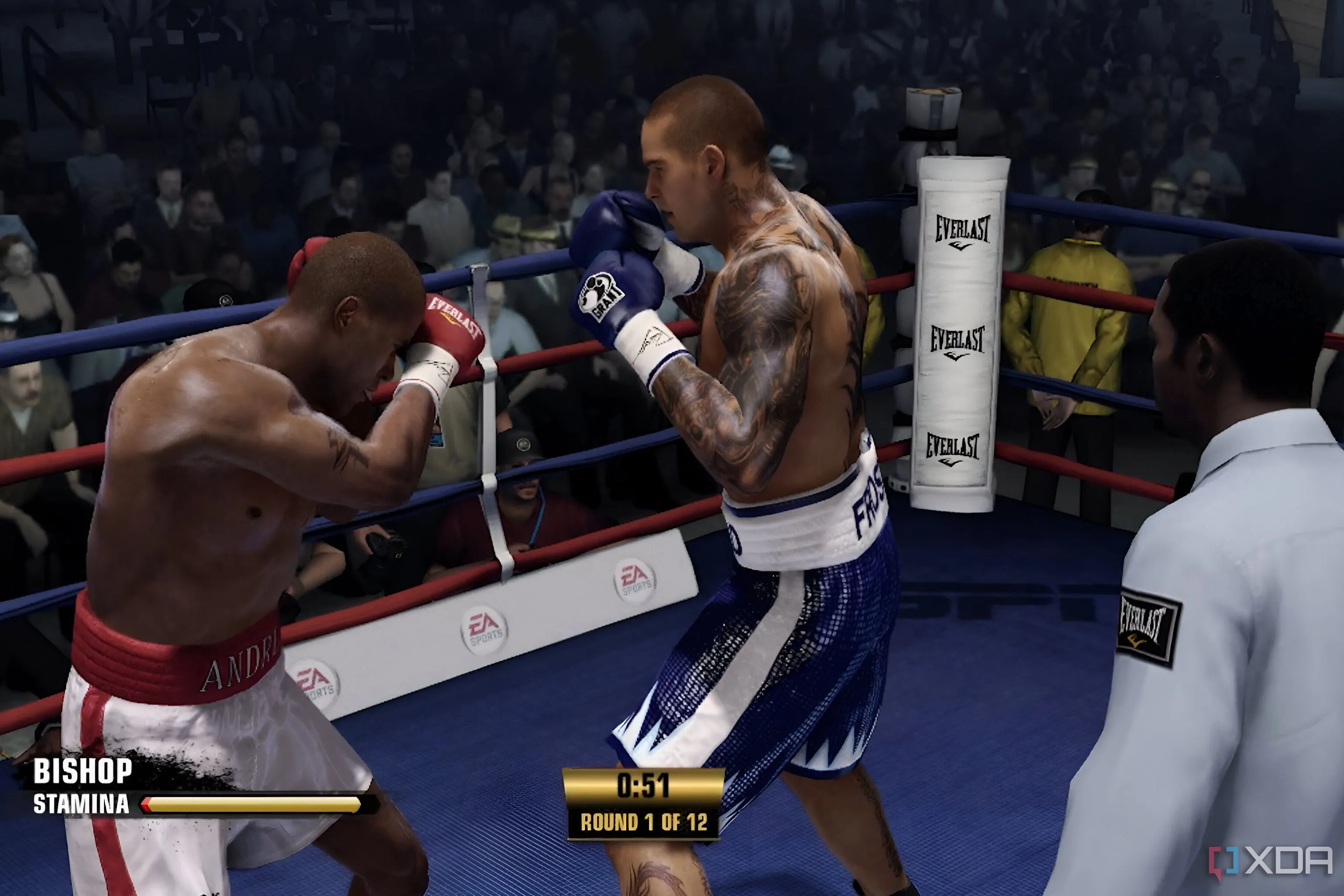 Hình ảnh từ game Fight Night Champion, hai võ sĩ đang thi đấu trong võ đài dưới sự giám sát của trọng tài.