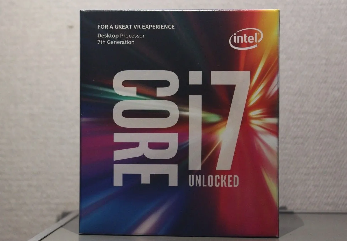 Hộp CPU Intel Core i7-7700K, đại diện cho thế hệ CPU Intel cũ cần nâng cấp