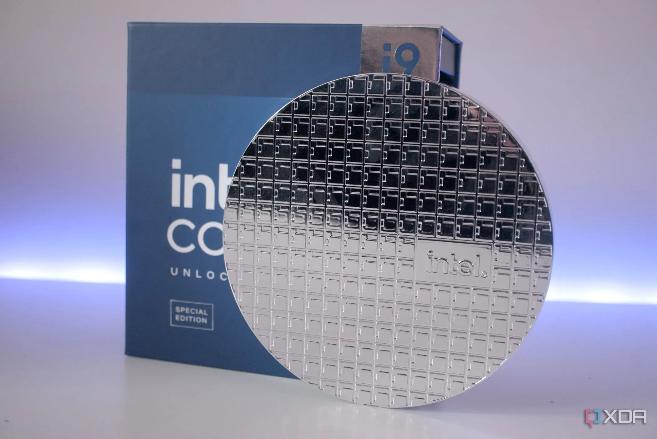 Hộp CPU Intel Core i9-14900KS và chip silicon