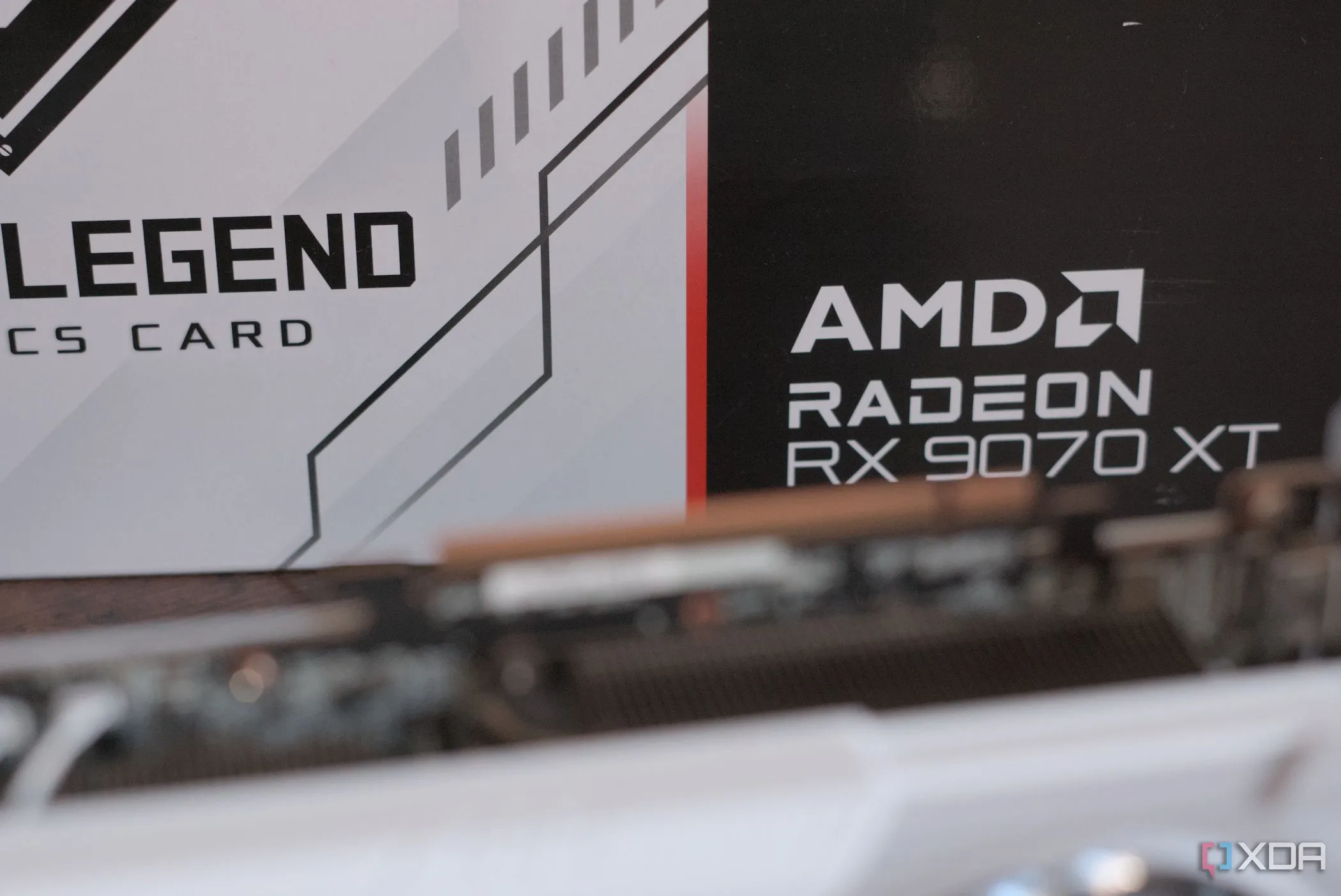 Hộp đựng card đồ họa ASRock Radeon RX 9070 XT Steel Legend với hình ảnh GPU và thông tin thương hiệu