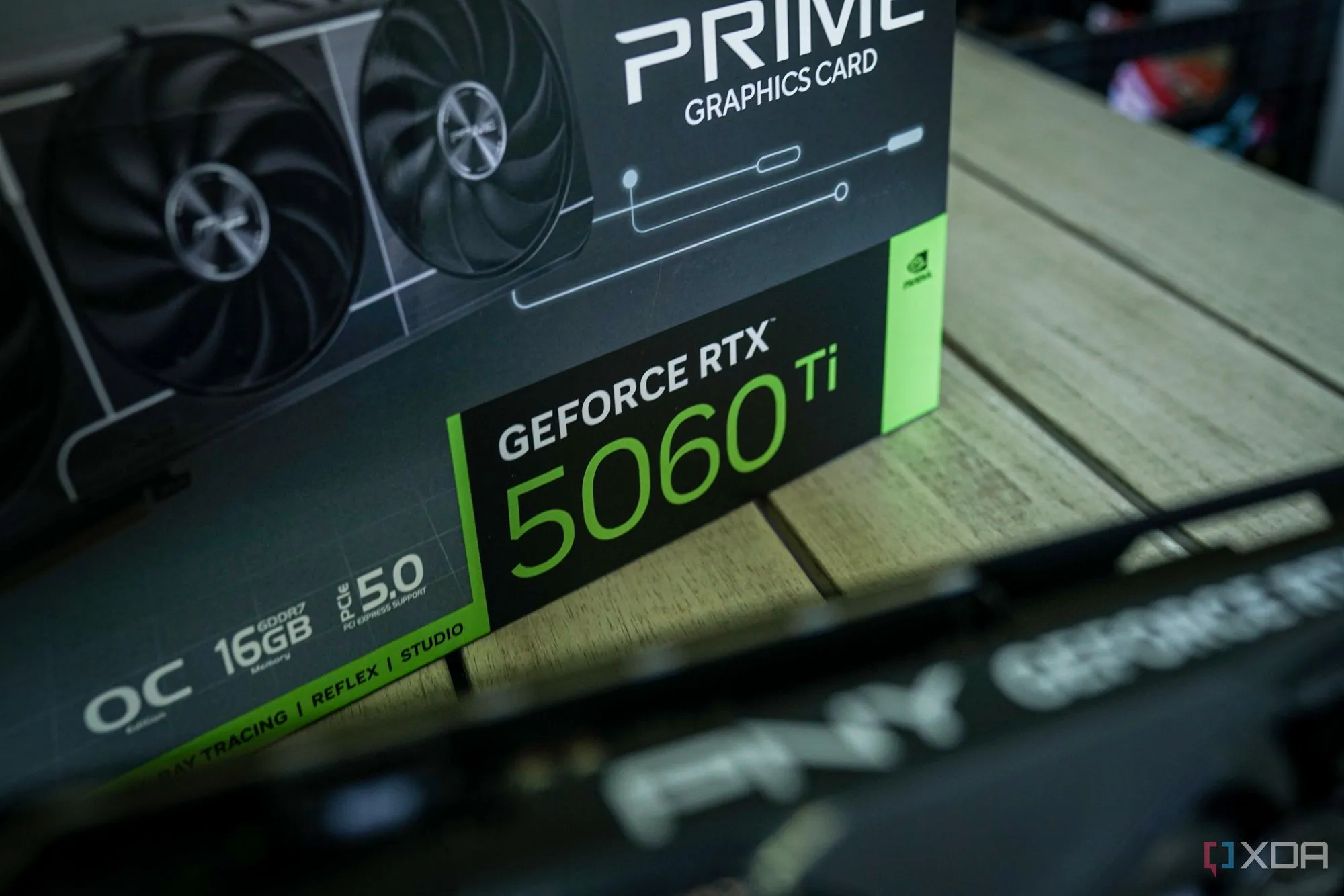 Hộp đựng card đồ họa Nvidia, gợi liên tưởng đến các GPU thế hệ mới như RTX 5060 Ti vẫn còn sử dụng 8GB VRAM.