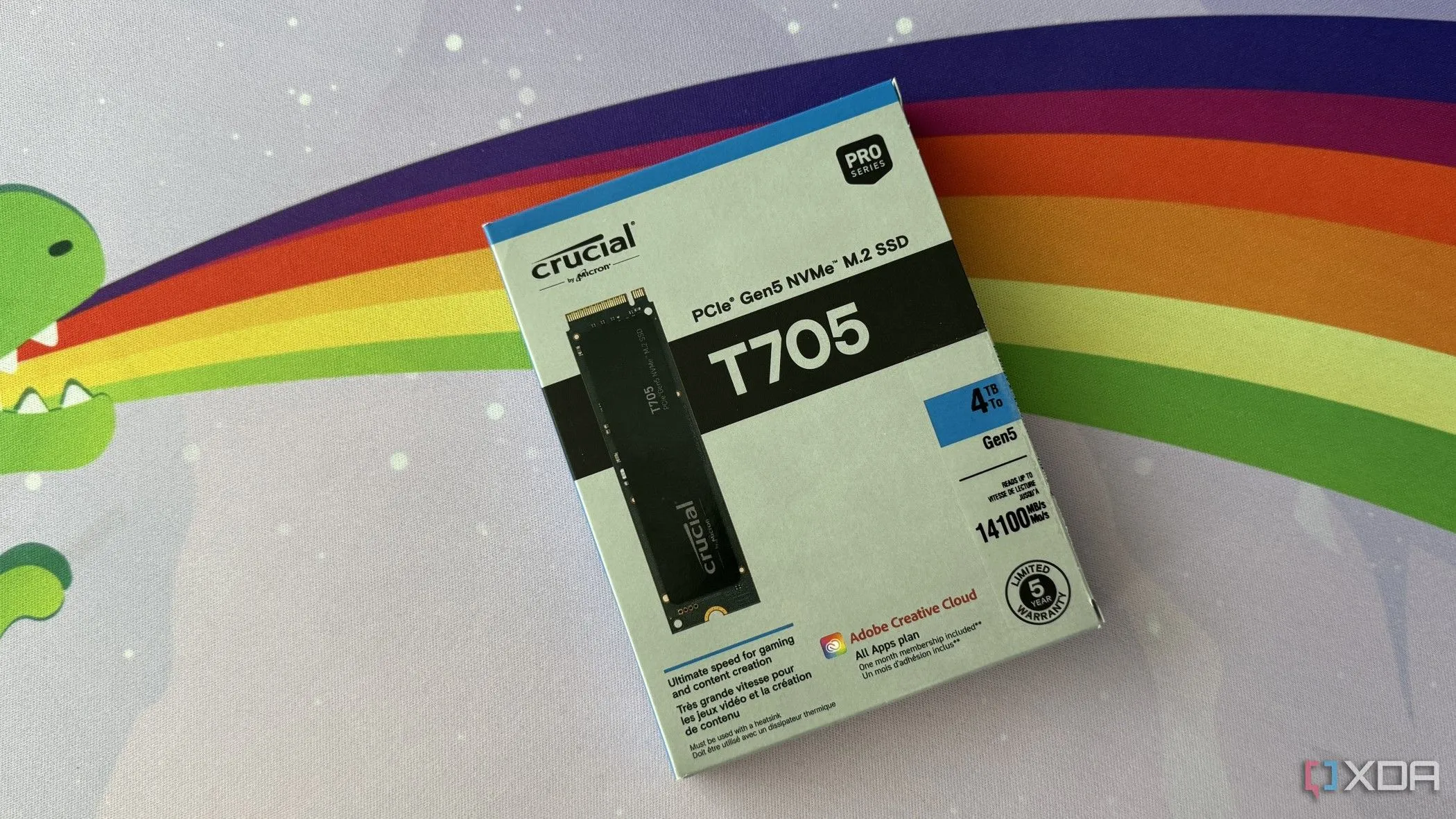 Hộp ổ cứng SSD Crucial T705 đặt trên tấm lót bàn màu cầu vồng.