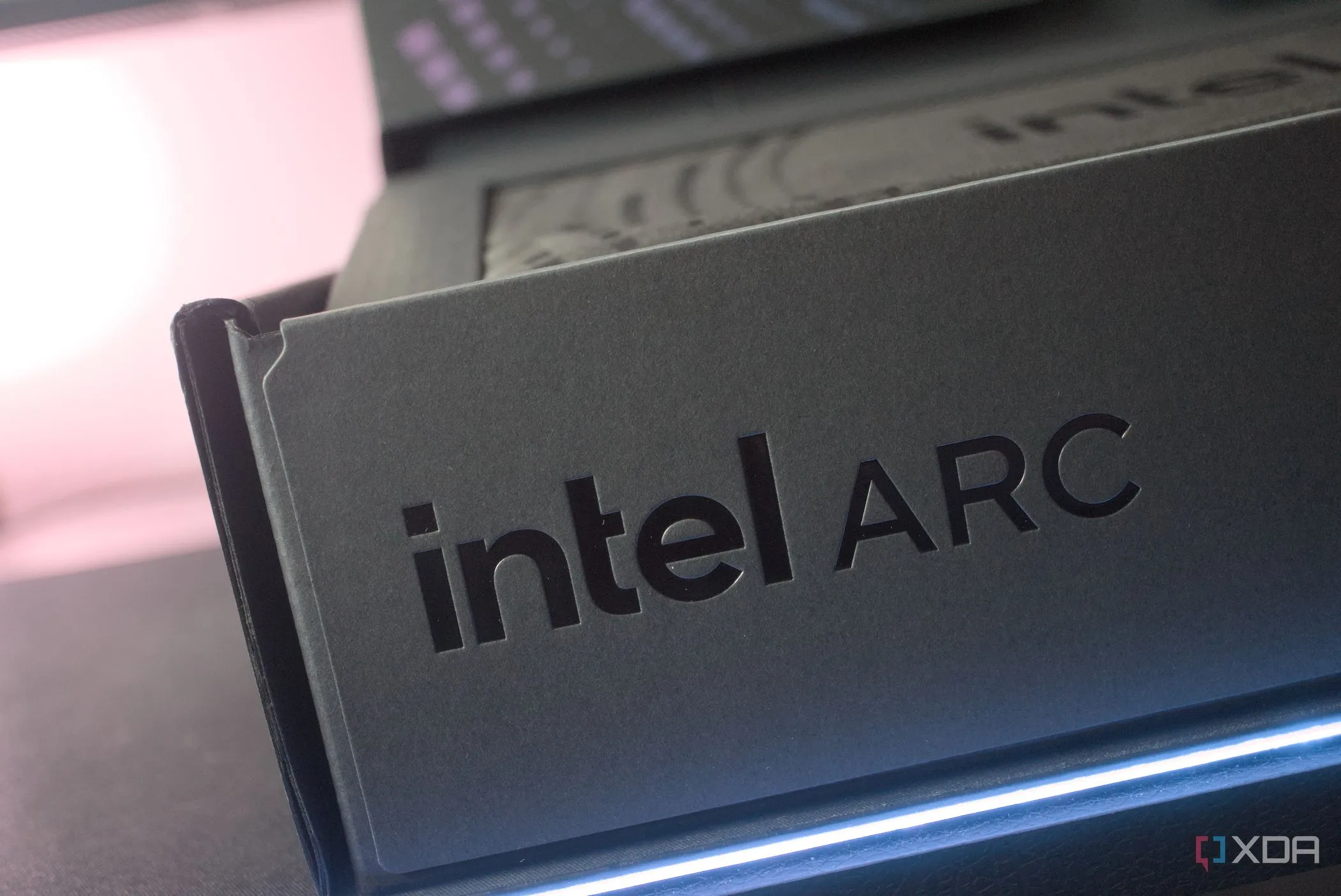 Hộp sản phẩm Intel Arc B580