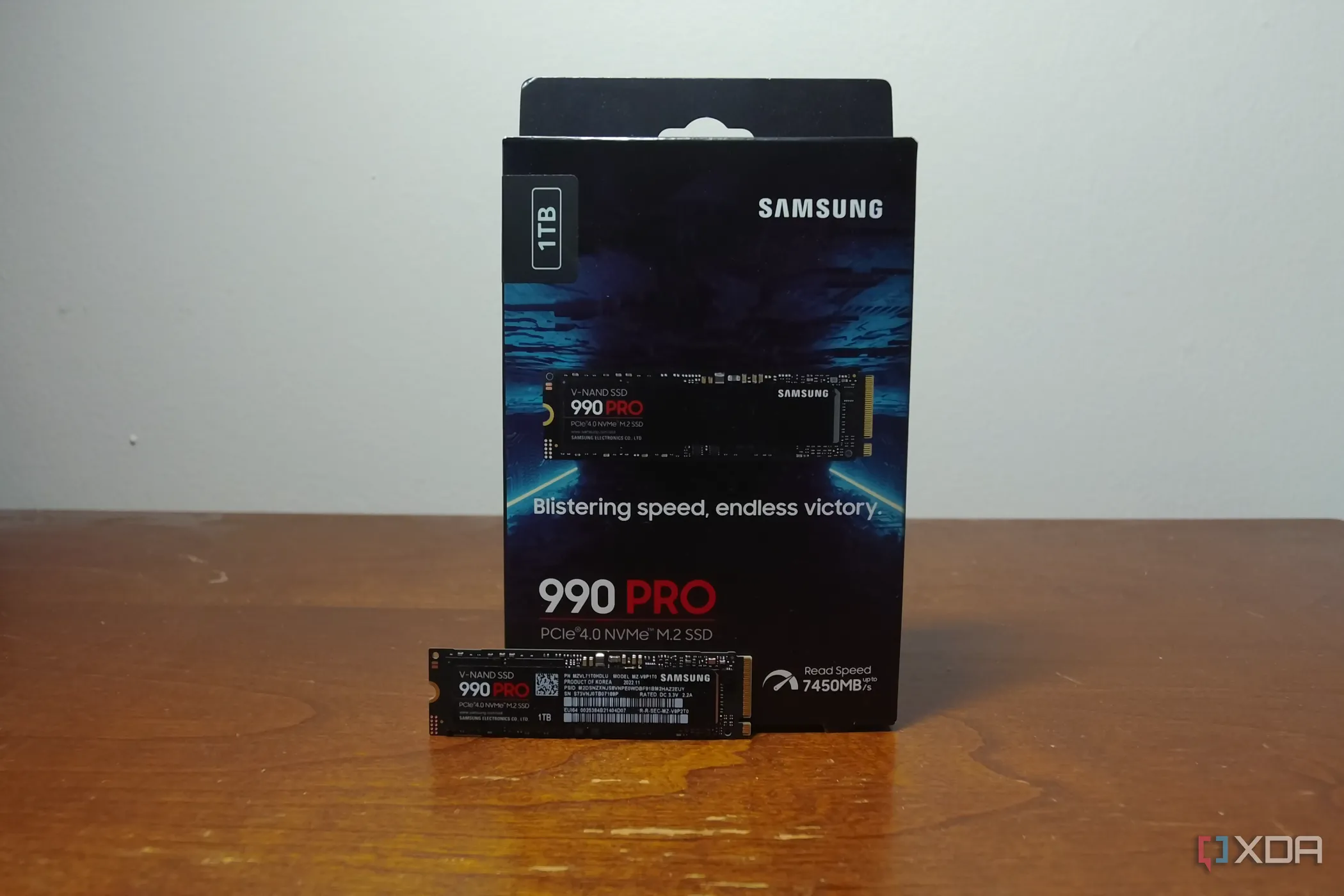 Hộp sản phẩm ổ cứng SSD Samsung 990 Pro, thể hiện sự cao cấp và hiệu suất