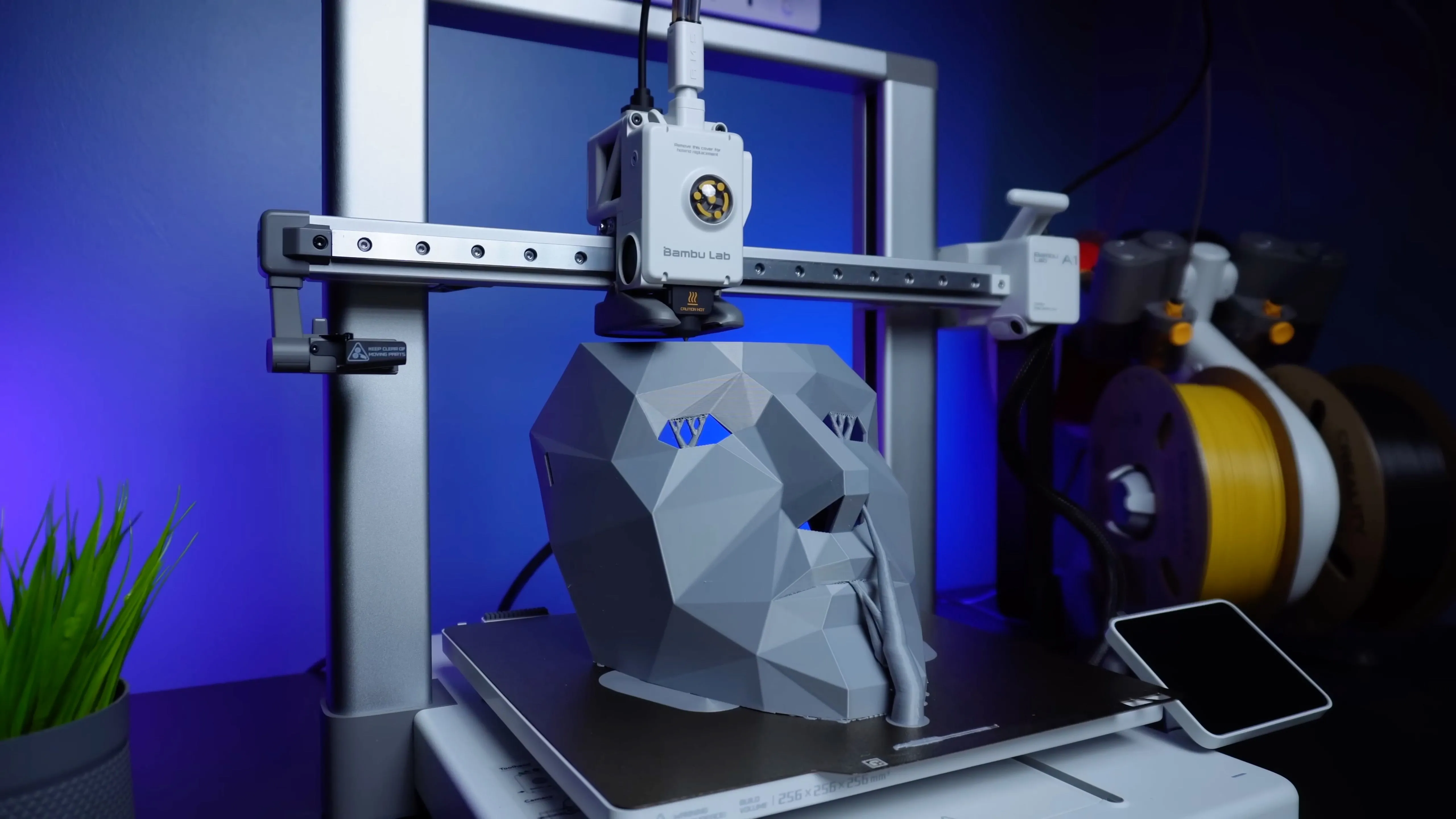 In 3D một chiếc mặt nạ bảo hộ bằng nhựa PLA với chi phí thấp