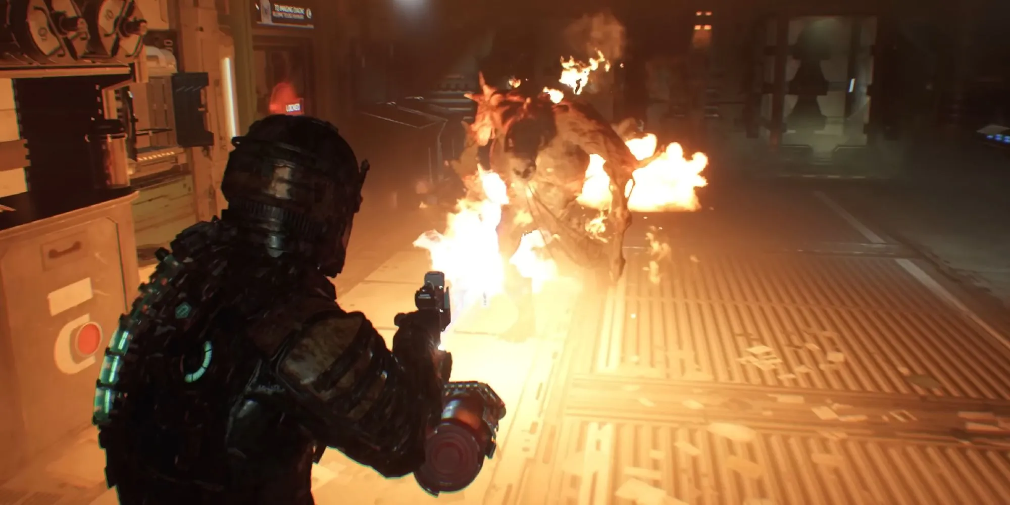 Isaac Clarke sử dụng súng phun lửa đốt Necromorph trong gameplay Dead Space Remake