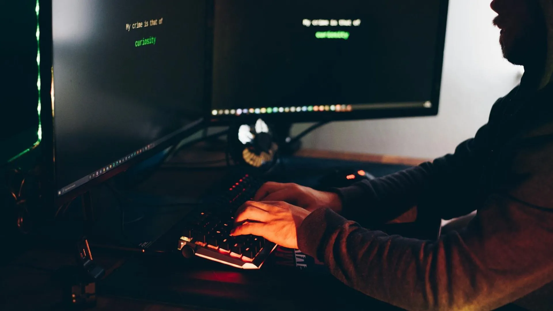 Kẻ tấn công sử dụng bàn phím trong bóng tối, minh họa cho hoạt động của keylogger